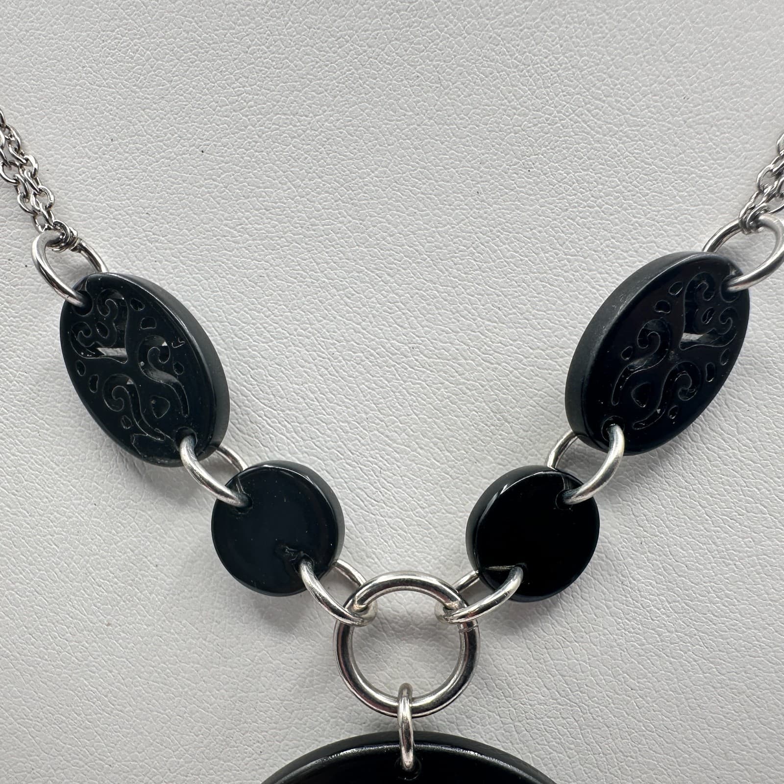 Vintage 80s Black & Silver-tone Cutout Scrollwork Round Pendant Necklace Jewelry - Thumbnail 4