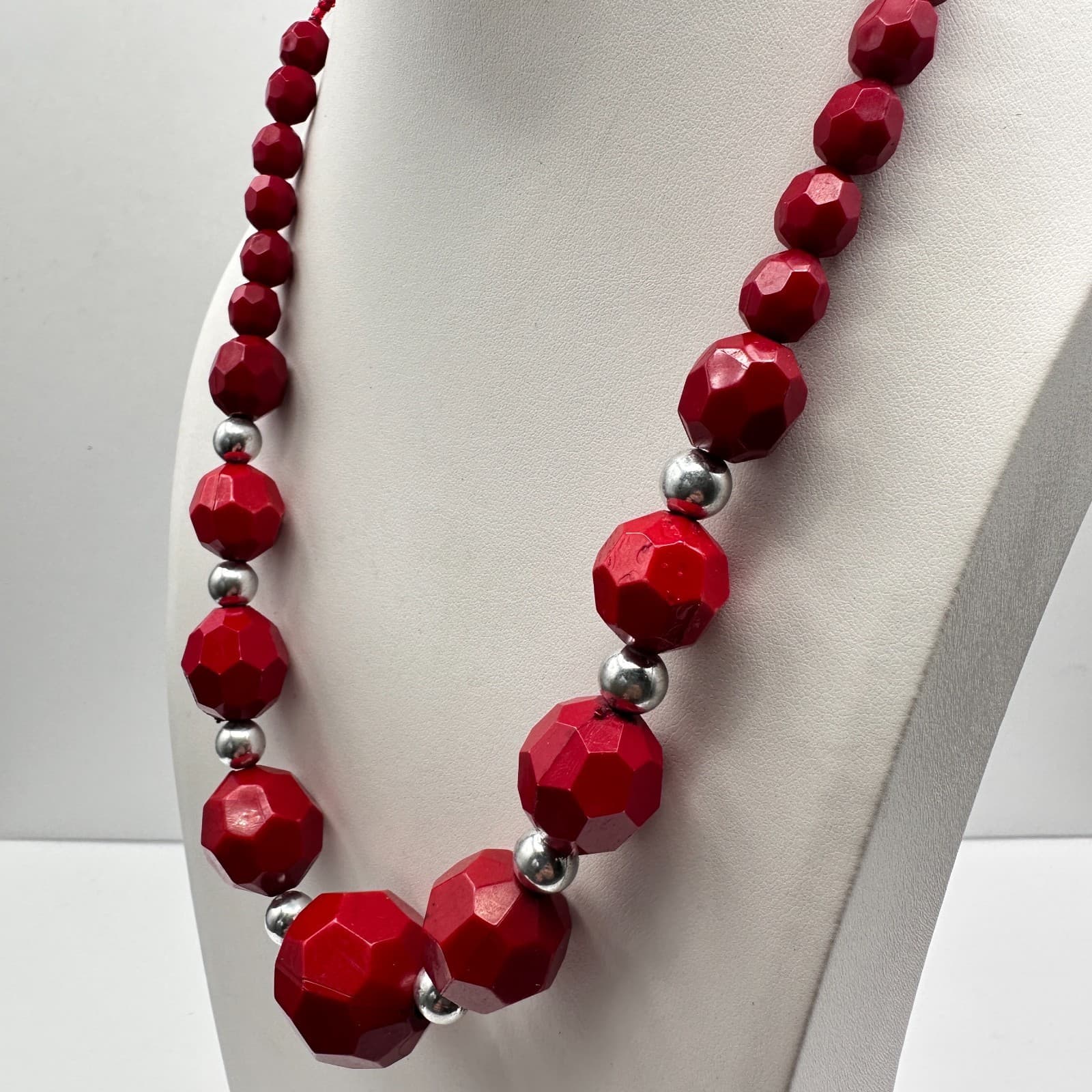 Vintage 80s Bold Red Faceted Bead Statement Necklace Classic Women's Jewelry - Thumbnail 4
