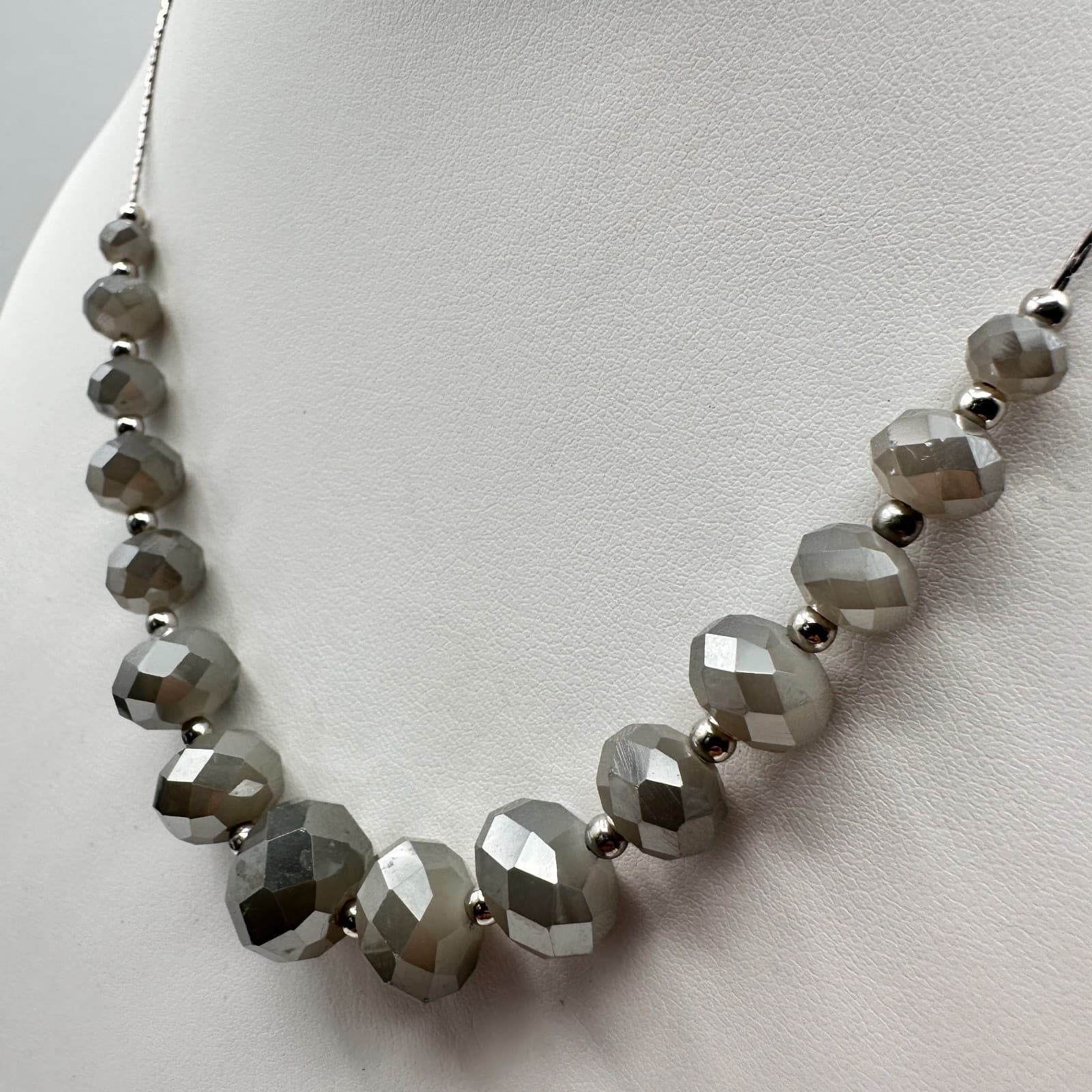 Vintage 90s Graduated Silver Grey Faceted Bead Necklace Choker Jewelry - Thumbnail 7