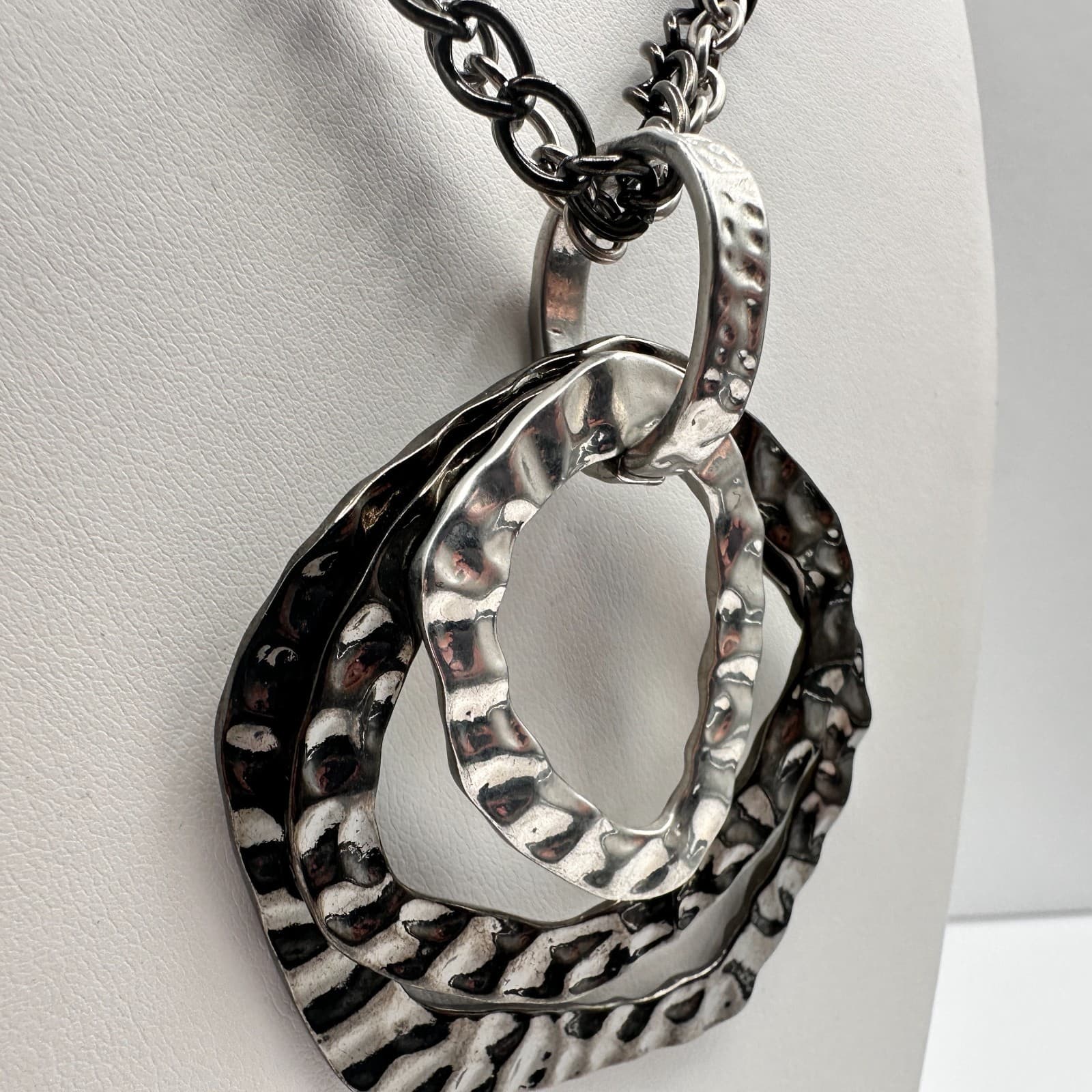 Vintage 90s Silver Tone Hammered Multi Ring Pendant Necklace Double Link Chain - Thumbnail 4