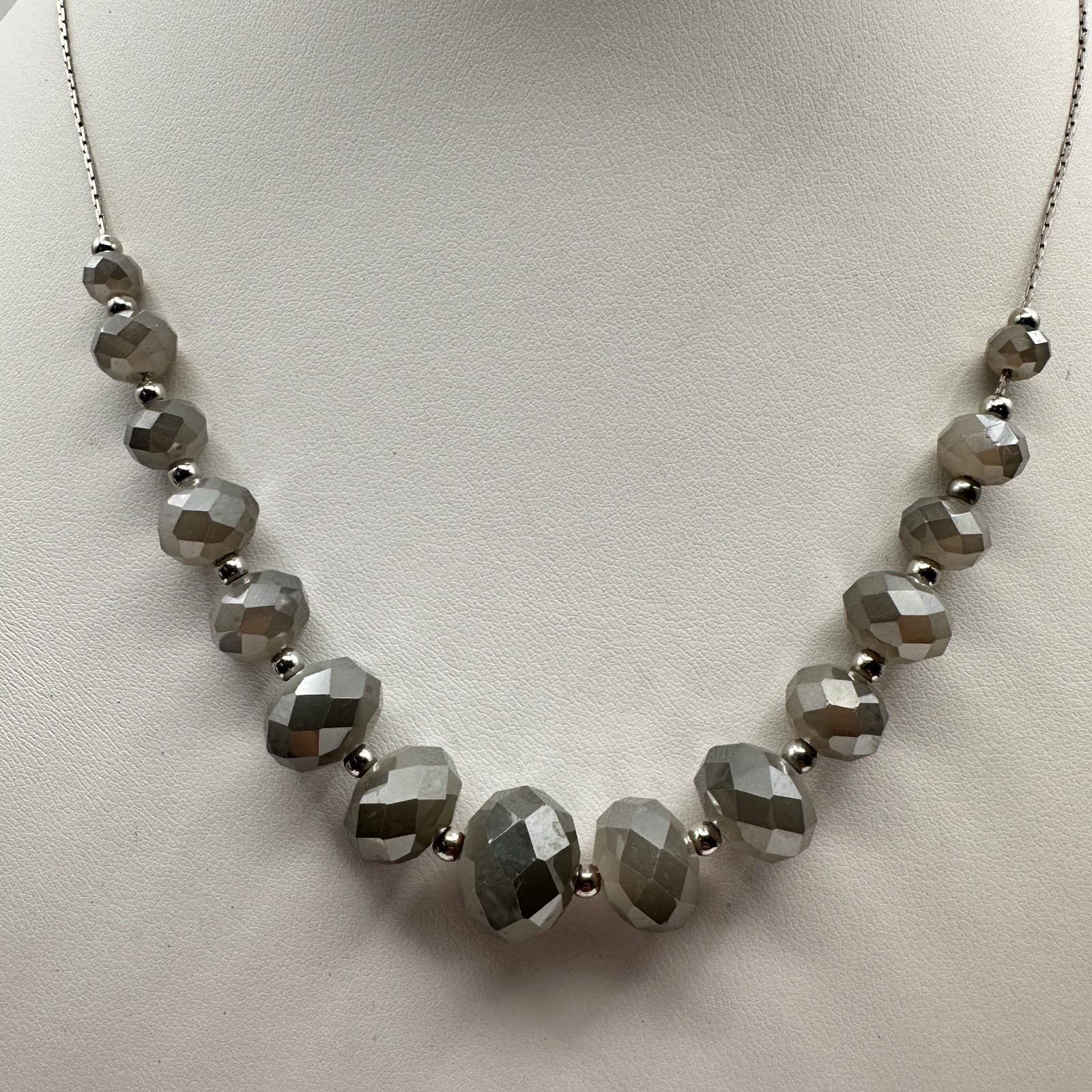 Vintage 90s Graduated Silver Grey Faceted Bead Necklace Choker Jewelry - Thumbnail 2