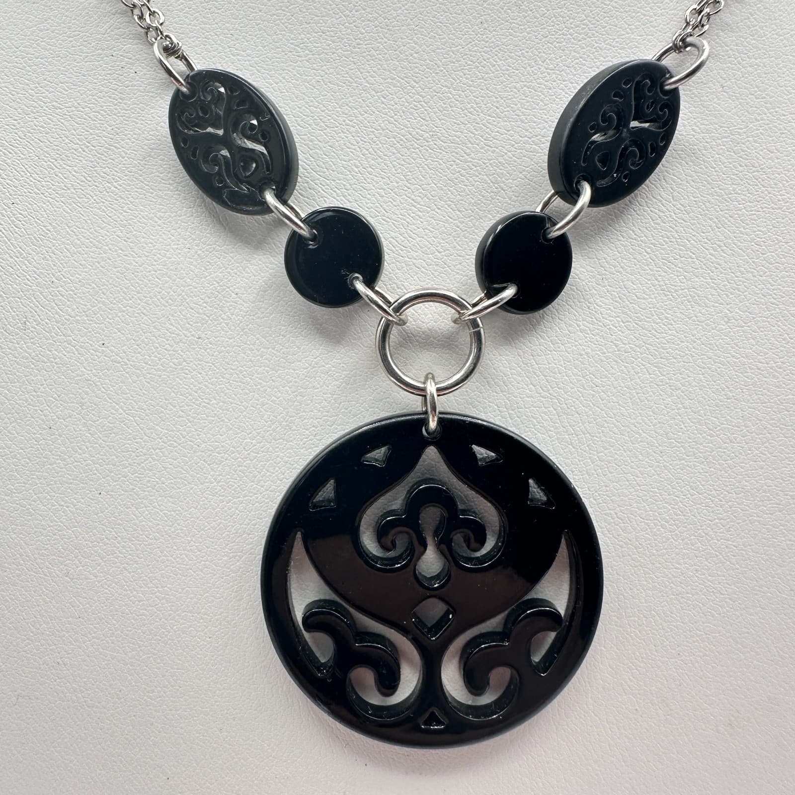 Vintage 80s Black & Silver-tone Cutout Scrollwork Round Pendant Necklace Jewelry - Thumbnail 2