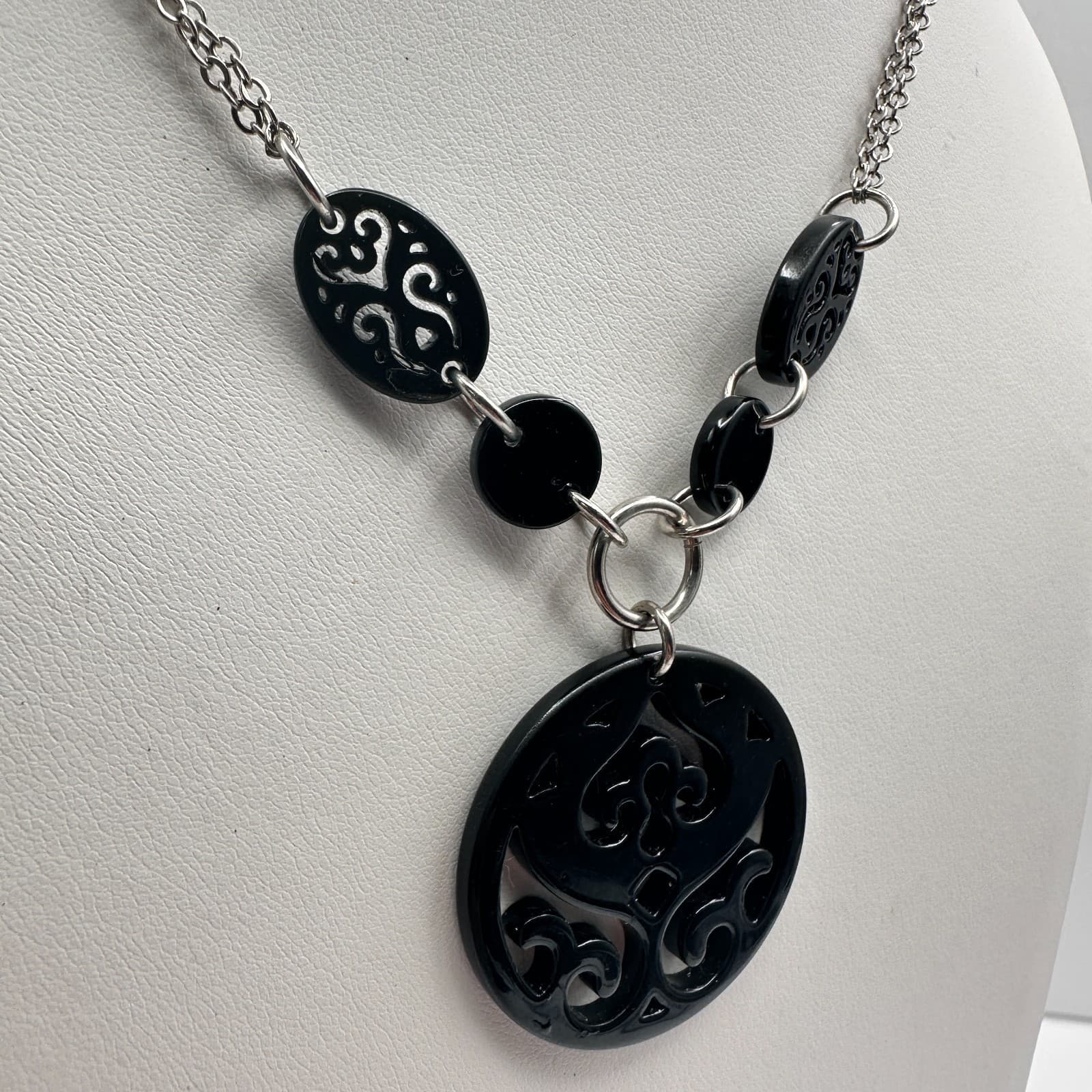 Vintage 80s Black & Silver-tone Cutout Scrollwork Round Pendant Necklace Jewelry - Thumbnail 5