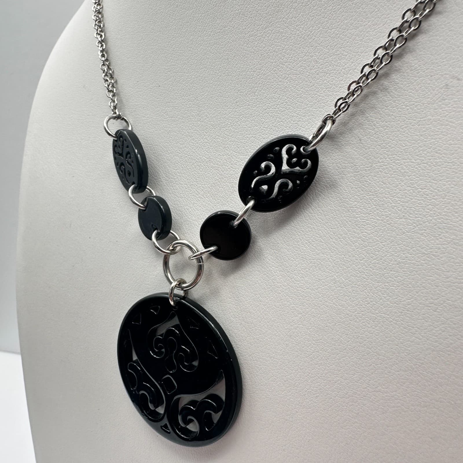 Vintage 80s Black & Silver-tone Cutout Scrollwork Round Pendant Necklace Jewelry - Thumbnail 6