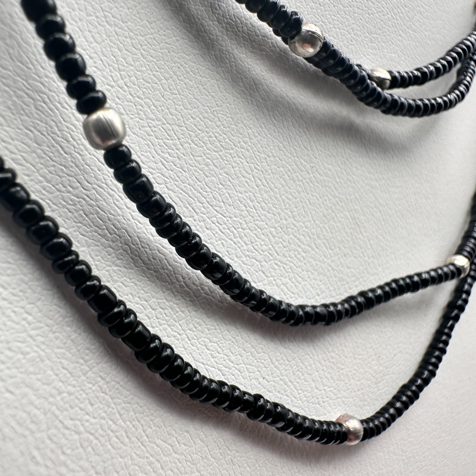 Vintage 90s Long Strand Black Seed Bead Necklace Silver Tone Accents Jewelry - Thumbnail 5