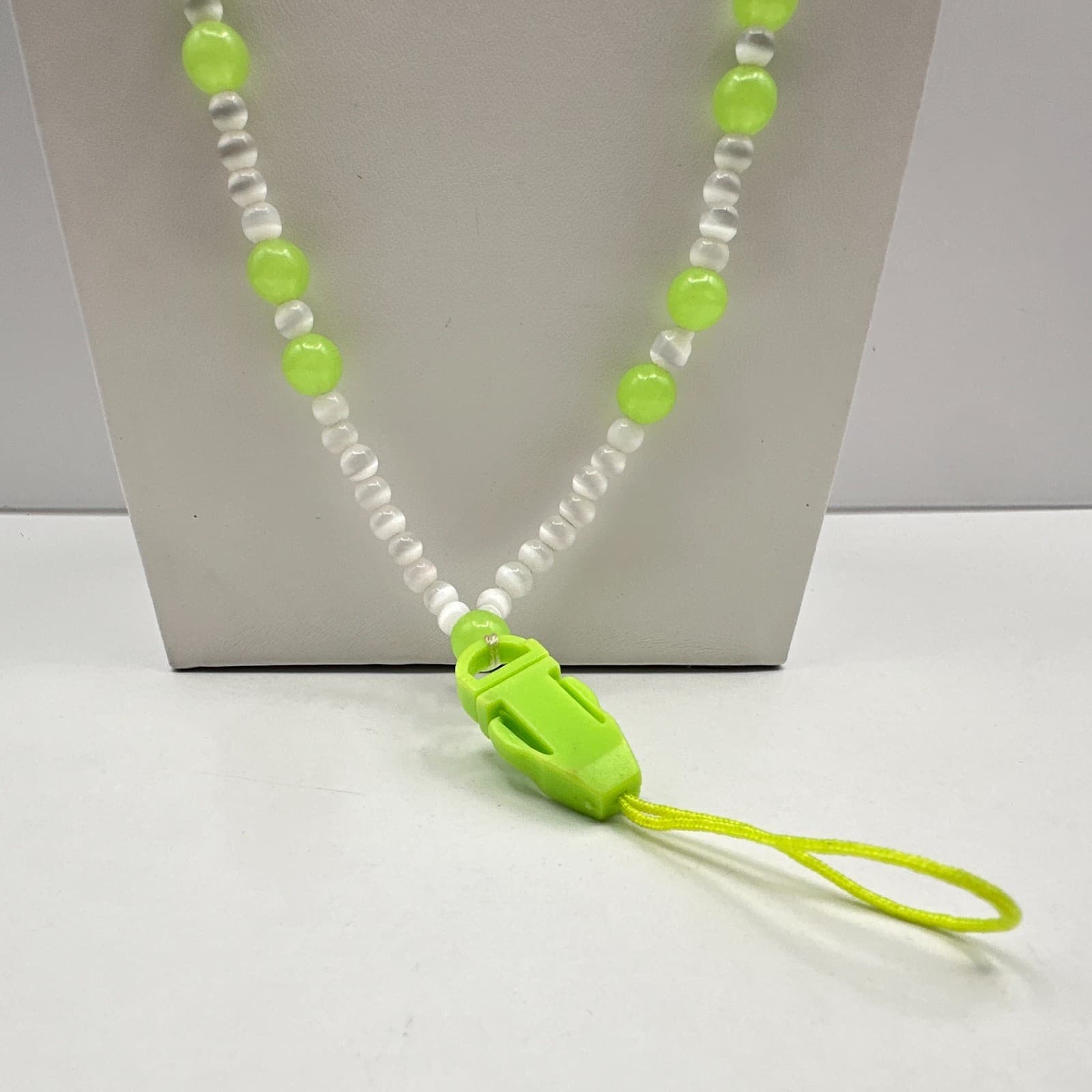 Vintage Y2K Lime Green & White Beaded Lanyard Necklace Whistle Clip Tech Jewelry - Thumbnail 3