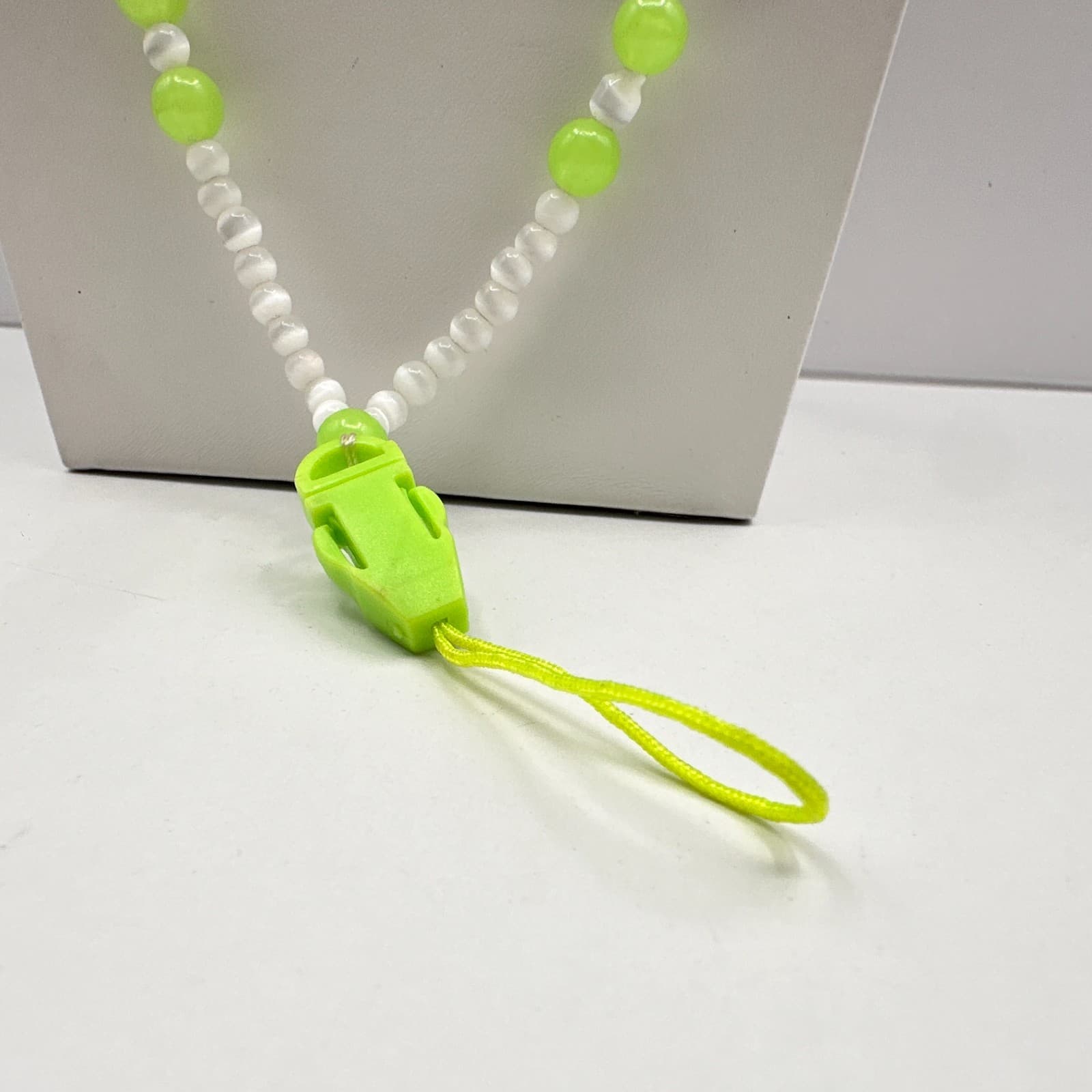 Vintage Y2K Lime Green & White Beaded Lanyard Necklace Whistle Clip Tech Jewelry - Thumbnail 4