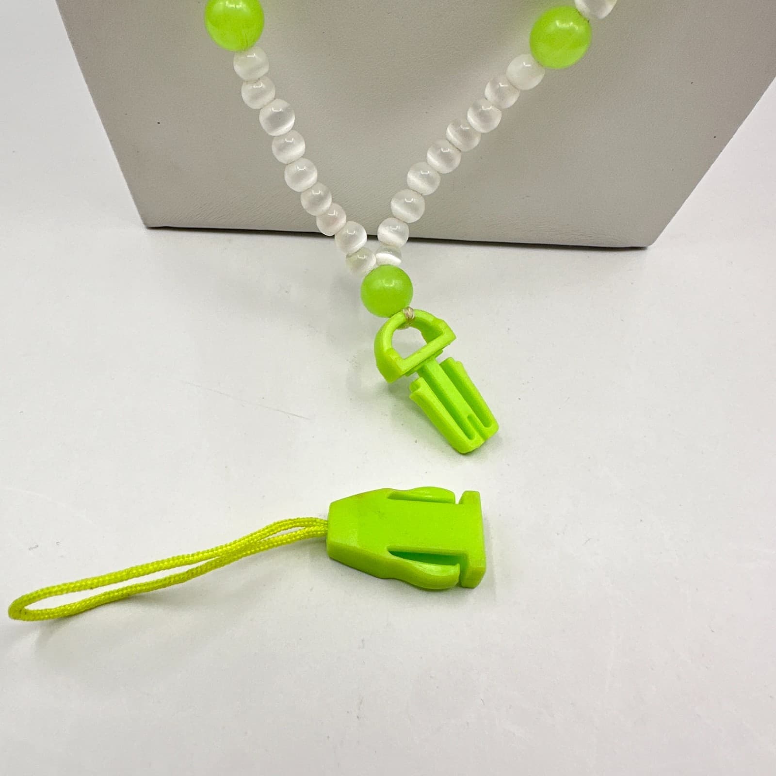 Vintage Y2K Lime Green & White Beaded Lanyard Necklace Whistle Clip Tech Jewelry - Thumbnail 8