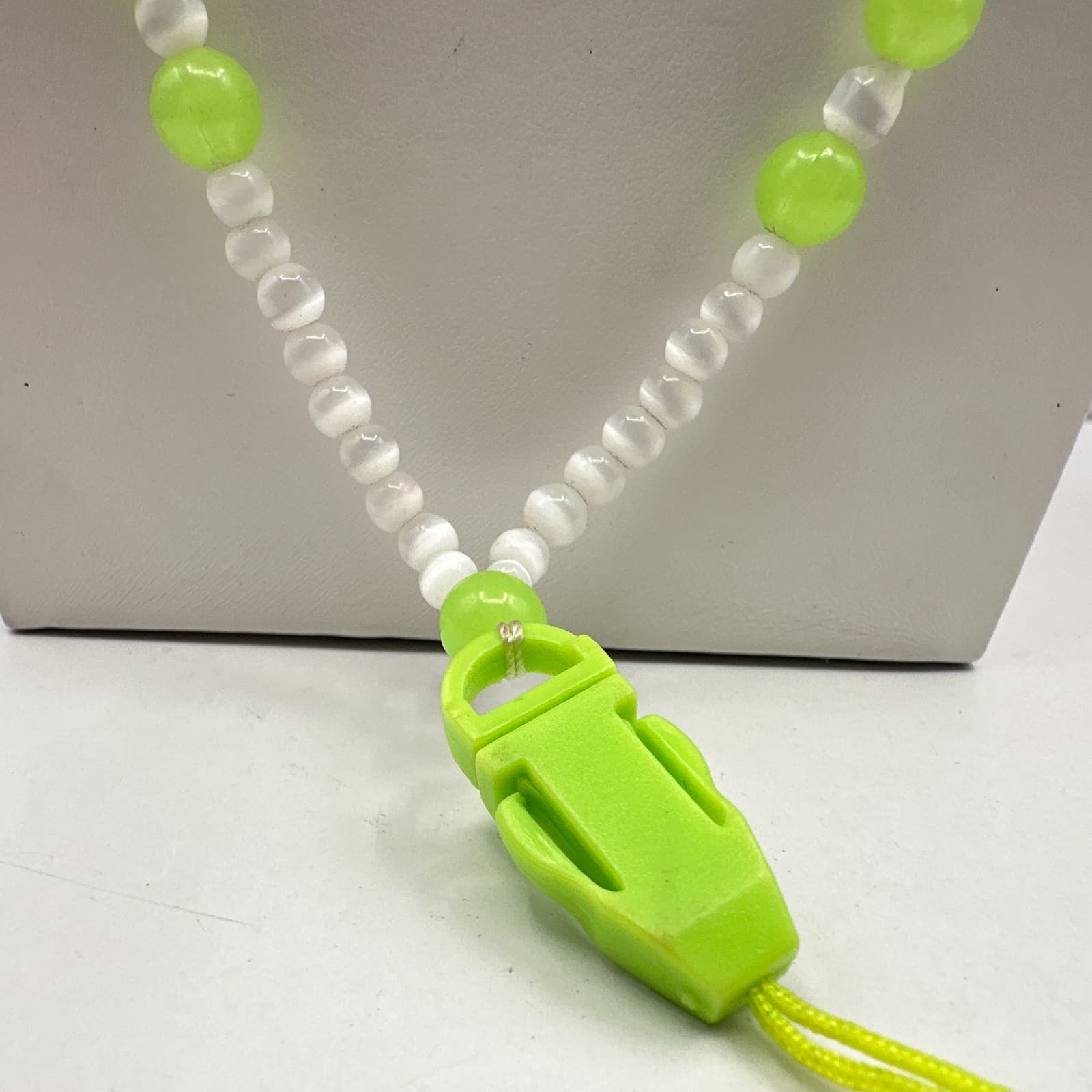 Vintage Y2K Lime Green & White Beaded Lanyard Necklace Whistle Clip Tech Jewelry - Thumbnail 5