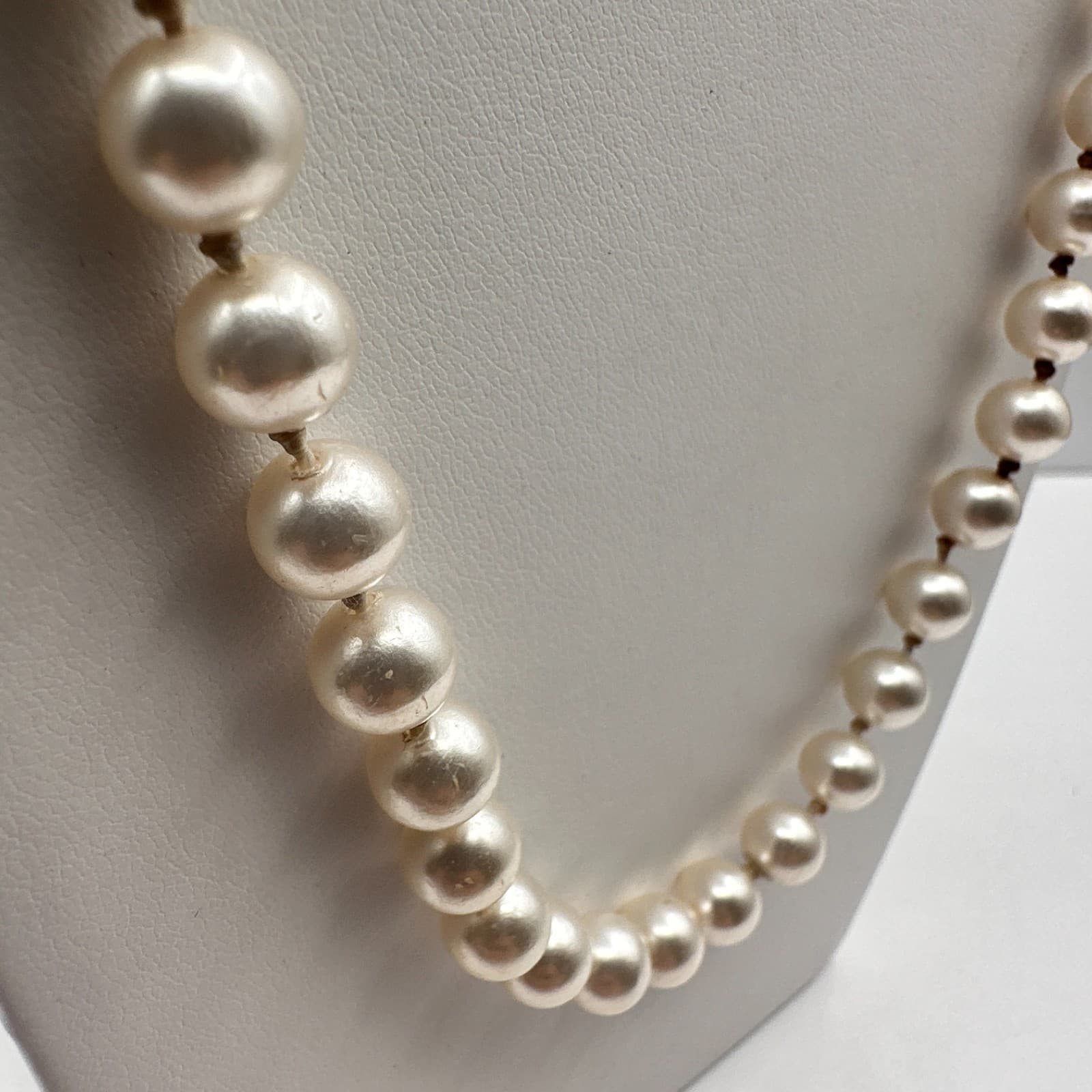 Vintage 80s Single Strand White Faux Pearls Necklace Minimalist Classic Jewelry - Thumbnail 4