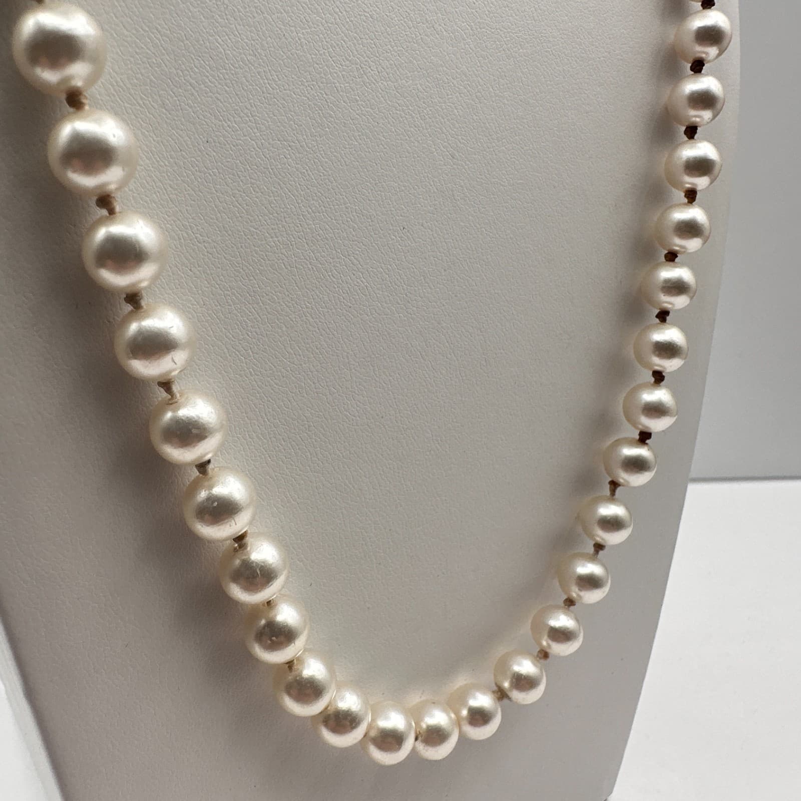 Vintage 80s Single Strand White Faux Pearls Necklace Minimalist Classic Jewelry - Thumbnail 3