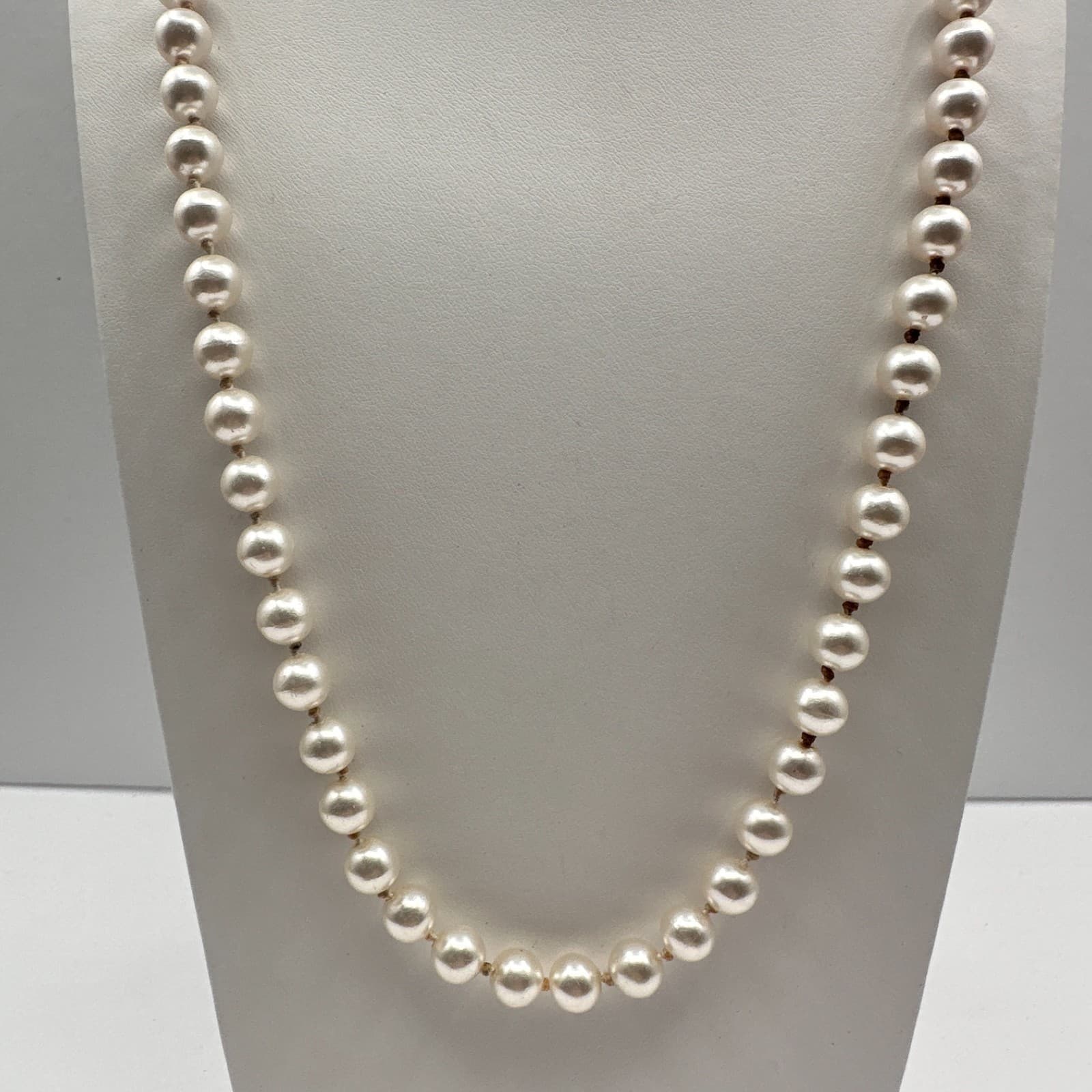 Vintage 80s Single Strand White Faux Pearls Necklace Minimalist Classic Jewelry - Thumbnail 2