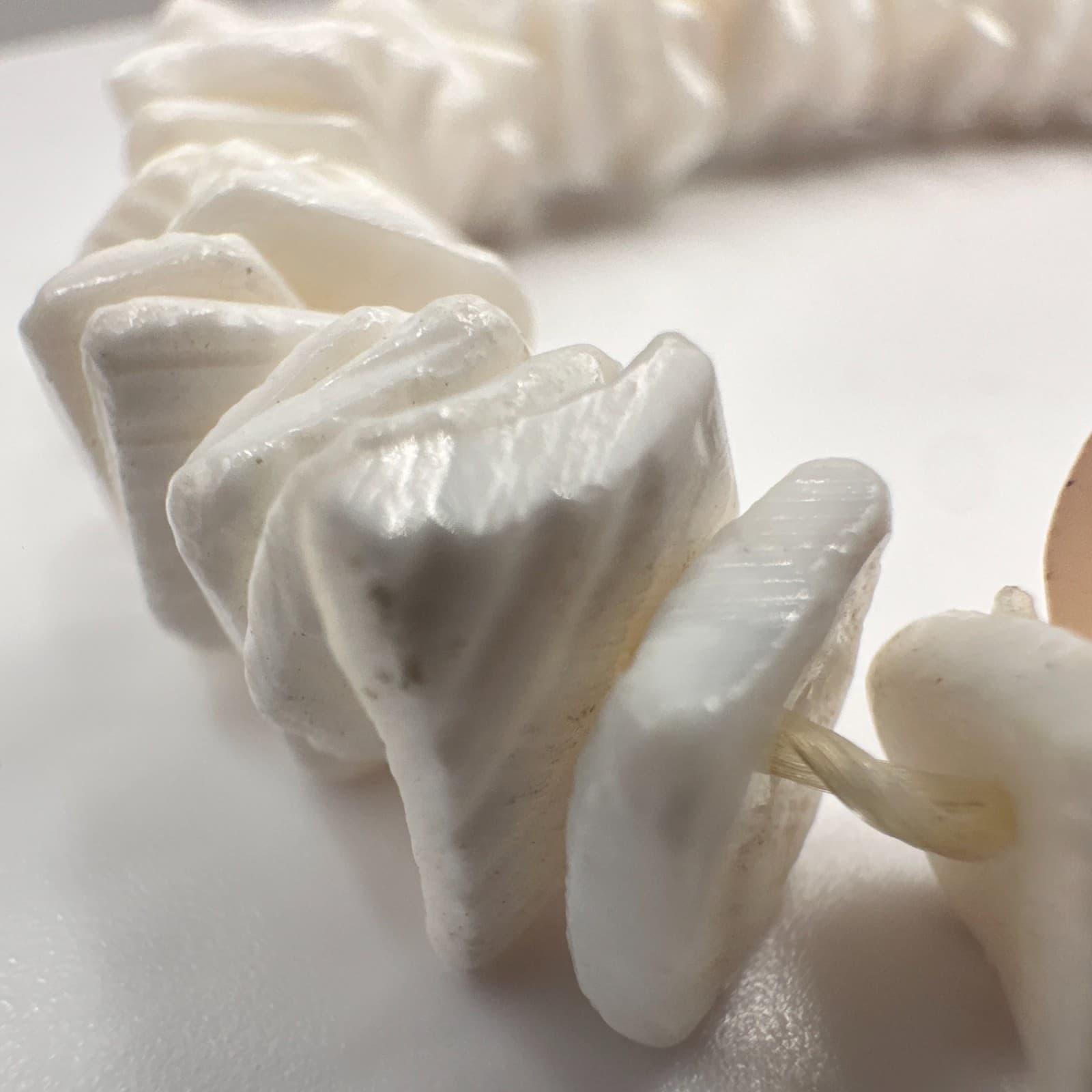 Vintage 90s Hawaii Shell Heishe Bead Stretch Bracelet White Red Sea Turtle Honu - Thumbnail 5