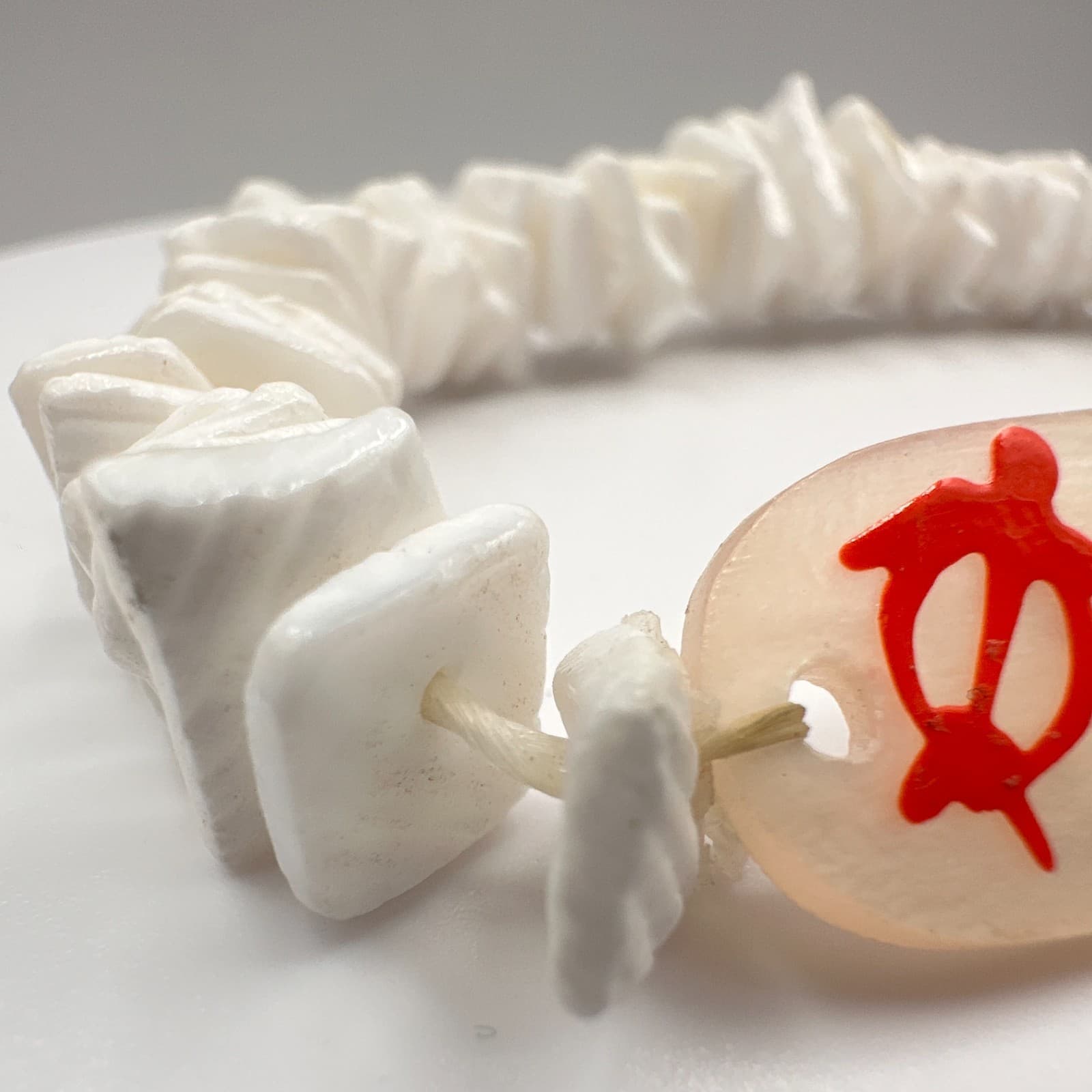 Vintage 90s Hawaii Shell Heishe Bead Stretch Bracelet White Red Sea Turtle Honu - Thumbnail 4