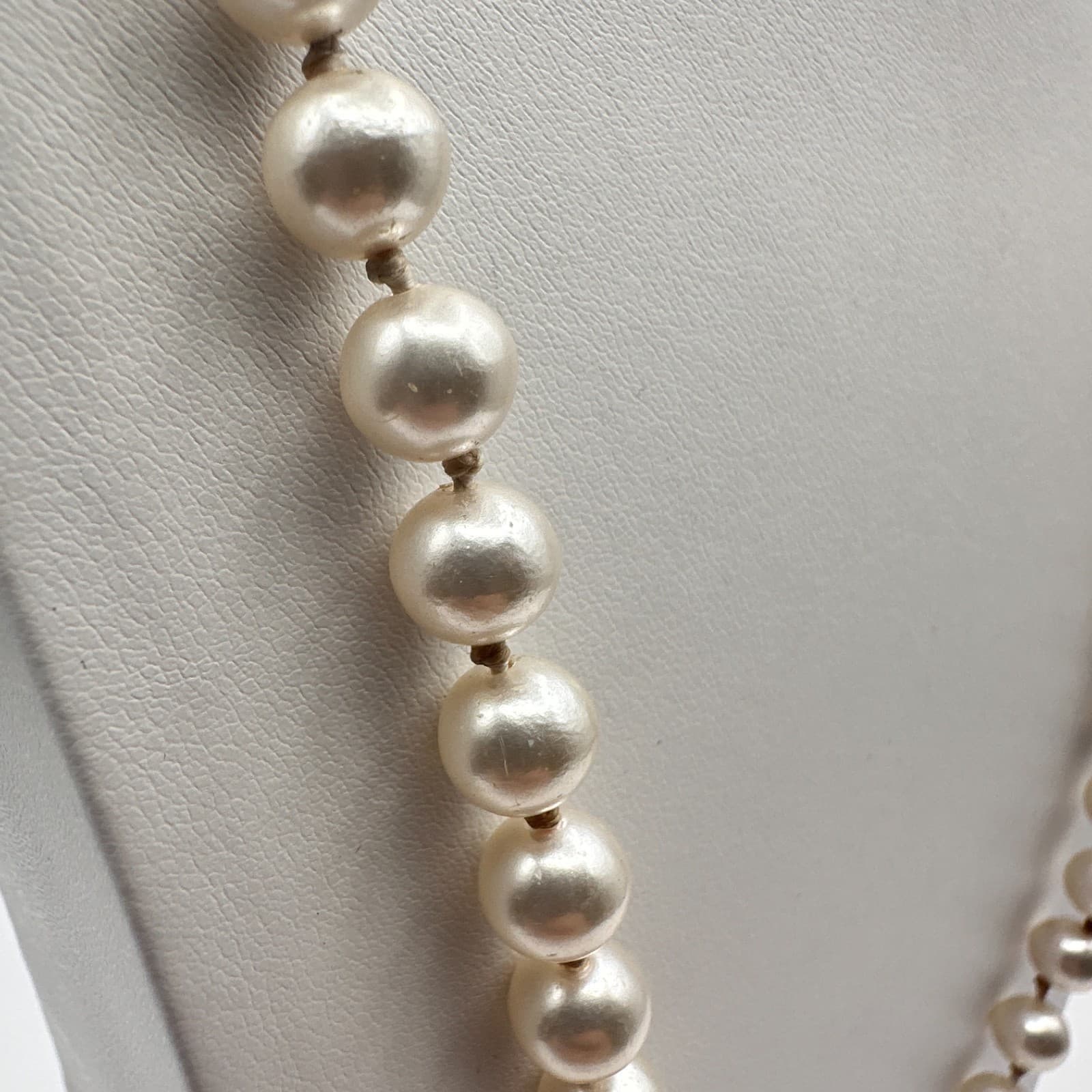 Vintage 80s Single Strand White Faux Pearls Necklace Minimalist Classic Jewelry - Thumbnail 5