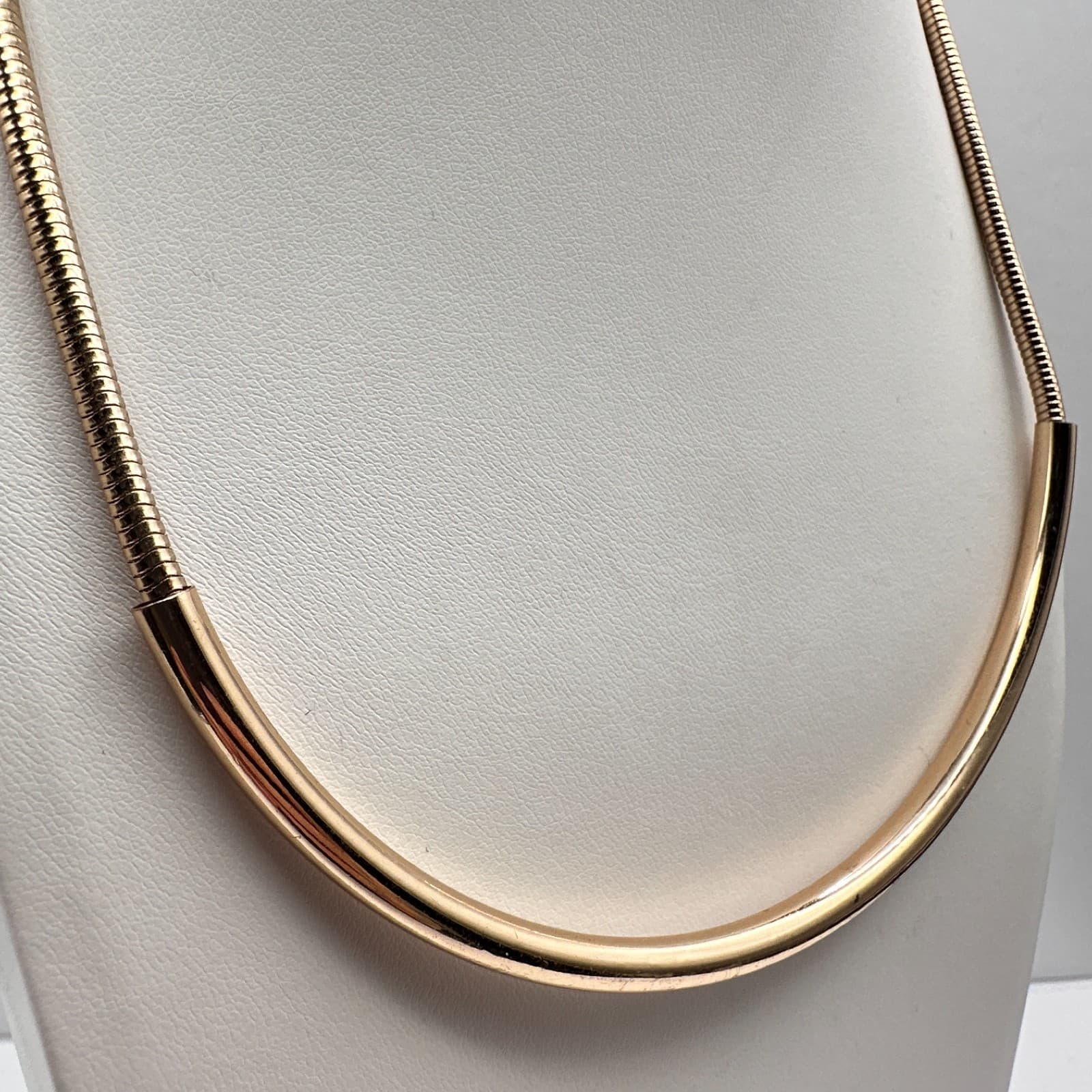 Vintage 90s Gold Tone Omega Slide Necklace Minimalist Collar Statement Jewelry - Thumbnail 2