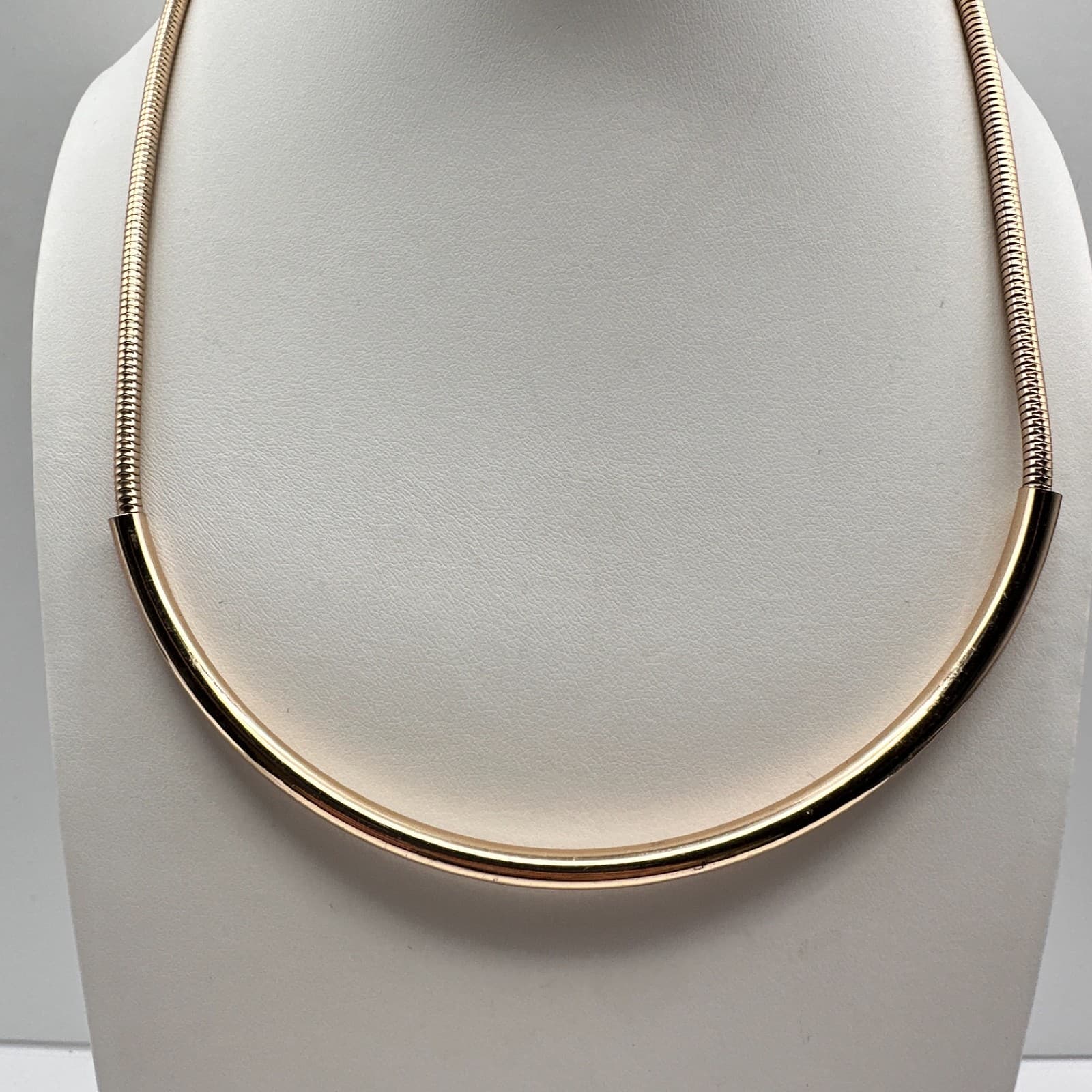 Vintage 90s Gold Tone Omega Slide Necklace Minimalist Collar Statement Jewelry - Thumbnail 6