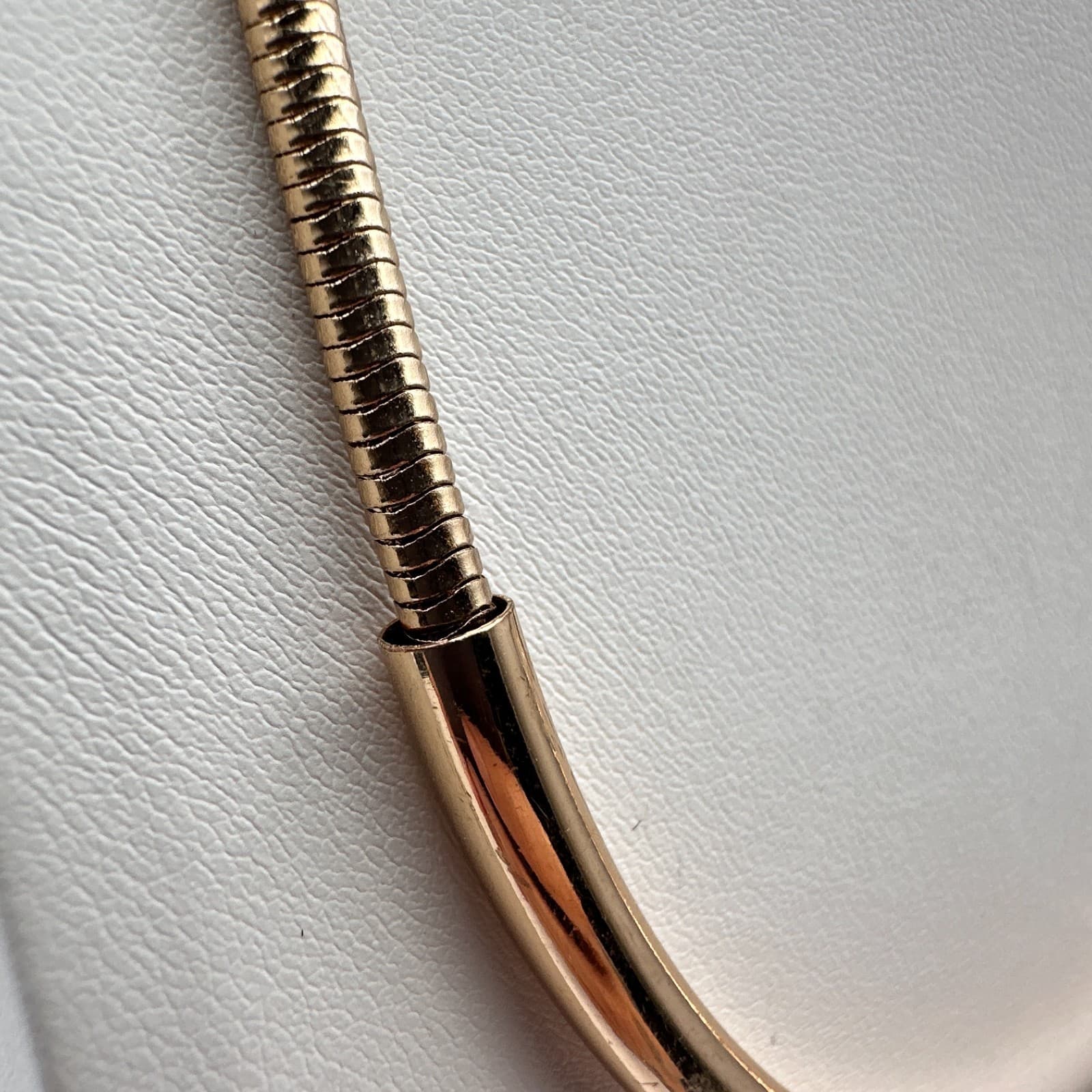 Vintage 90s Gold Tone Omega Slide Necklace Minimalist Collar Statement Jewelry - Thumbnail 3