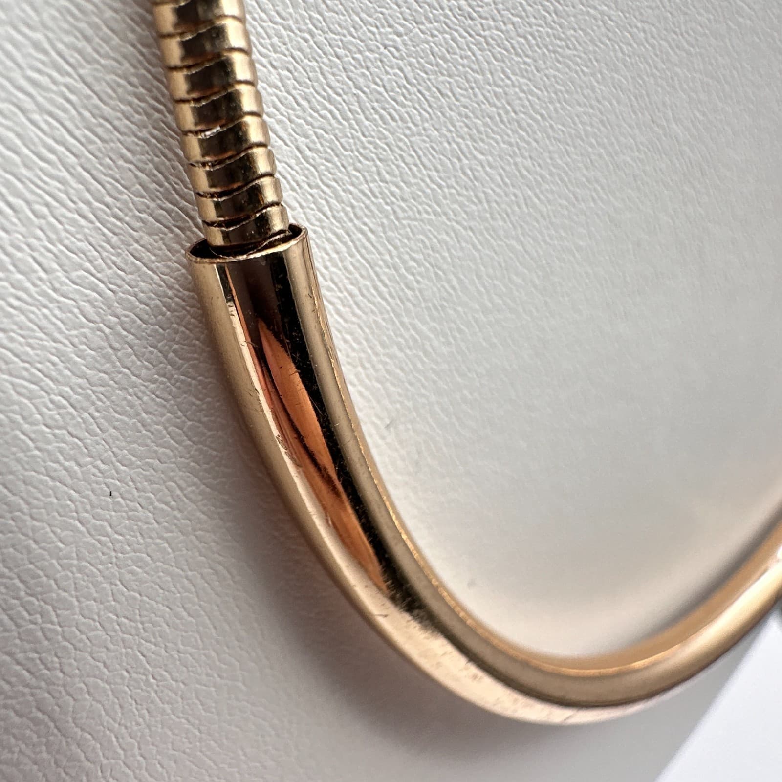 Vintage 90s Gold Tone Omega Slide Necklace Minimalist Collar Statement Jewelry - Thumbnail 4