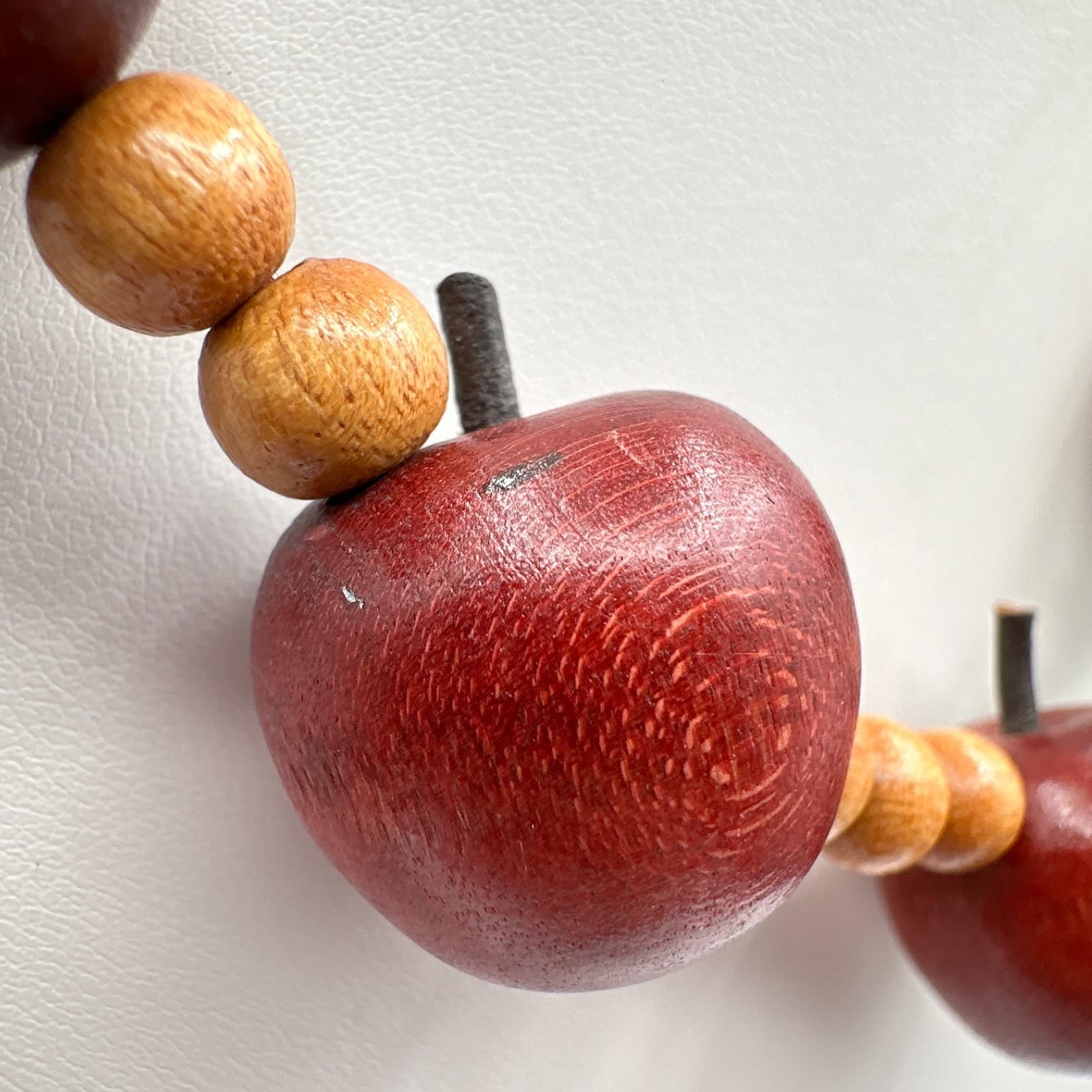 Vintage 90s Red Wood Apple Bead Necklace Boho Retro Women's Classic Jewelry - Thumbnail 3
