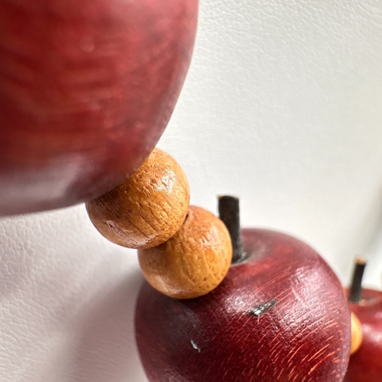 Vintage 90s Red Wood Apple Bead Necklace Boho Retro Women's Classic Jewelry - Thumbnail 5