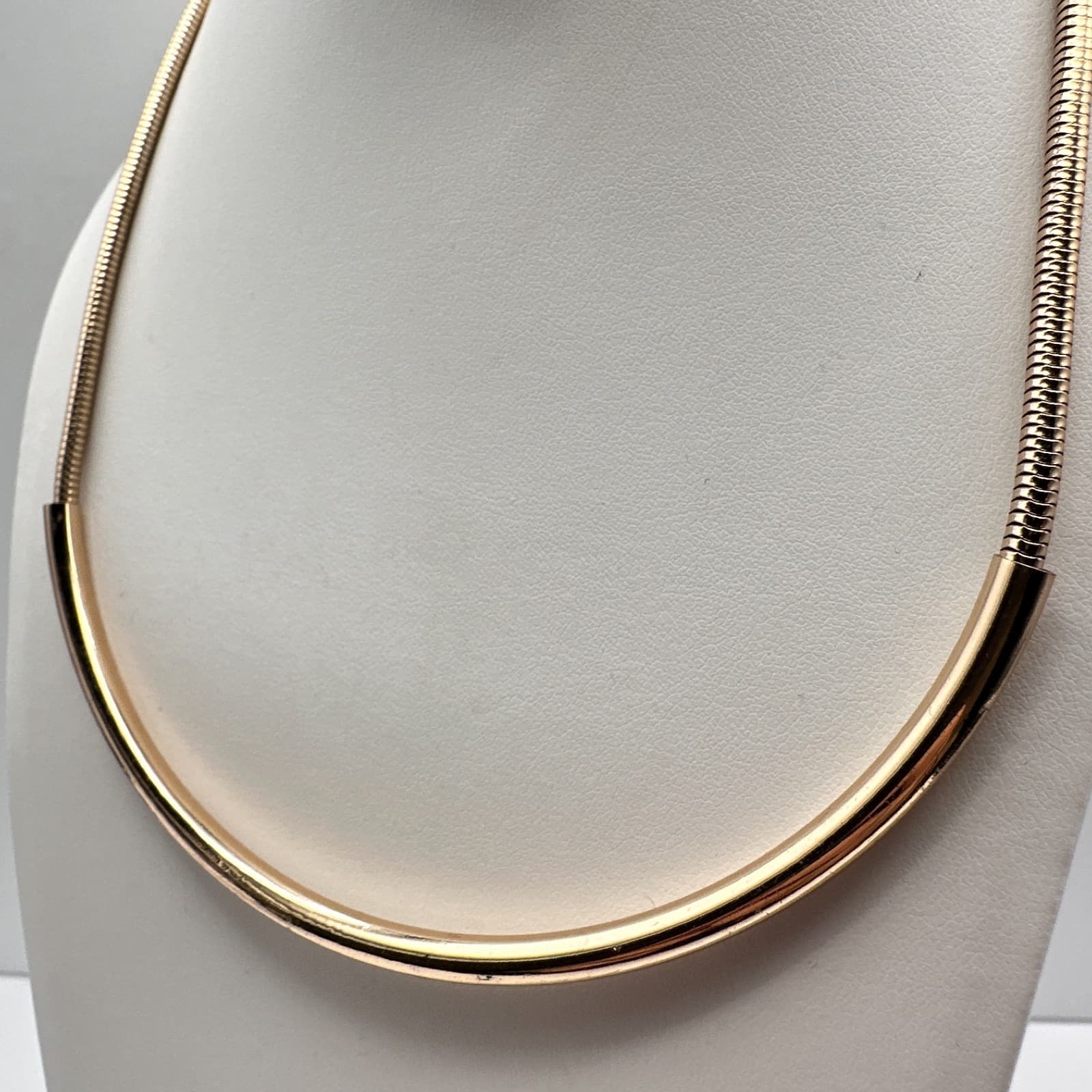 Vintage 90s Gold Tone Omega Slide Necklace Minimalist Collar Statement Jewelry - Thumbnail 5