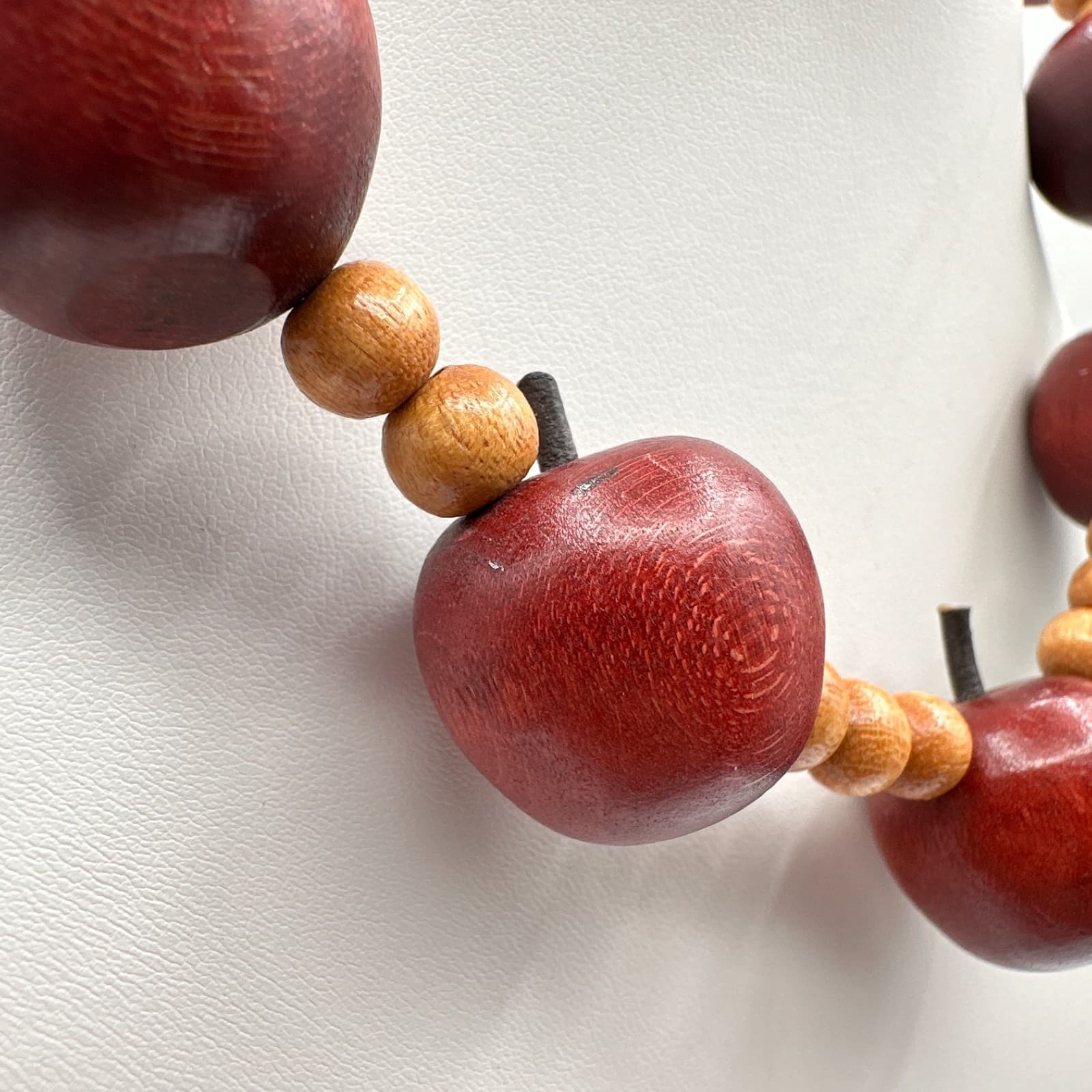 Vintage 90s Red Wood Apple Bead Necklace Boho Retro Women's Classic Jewelry - Thumbnail 2