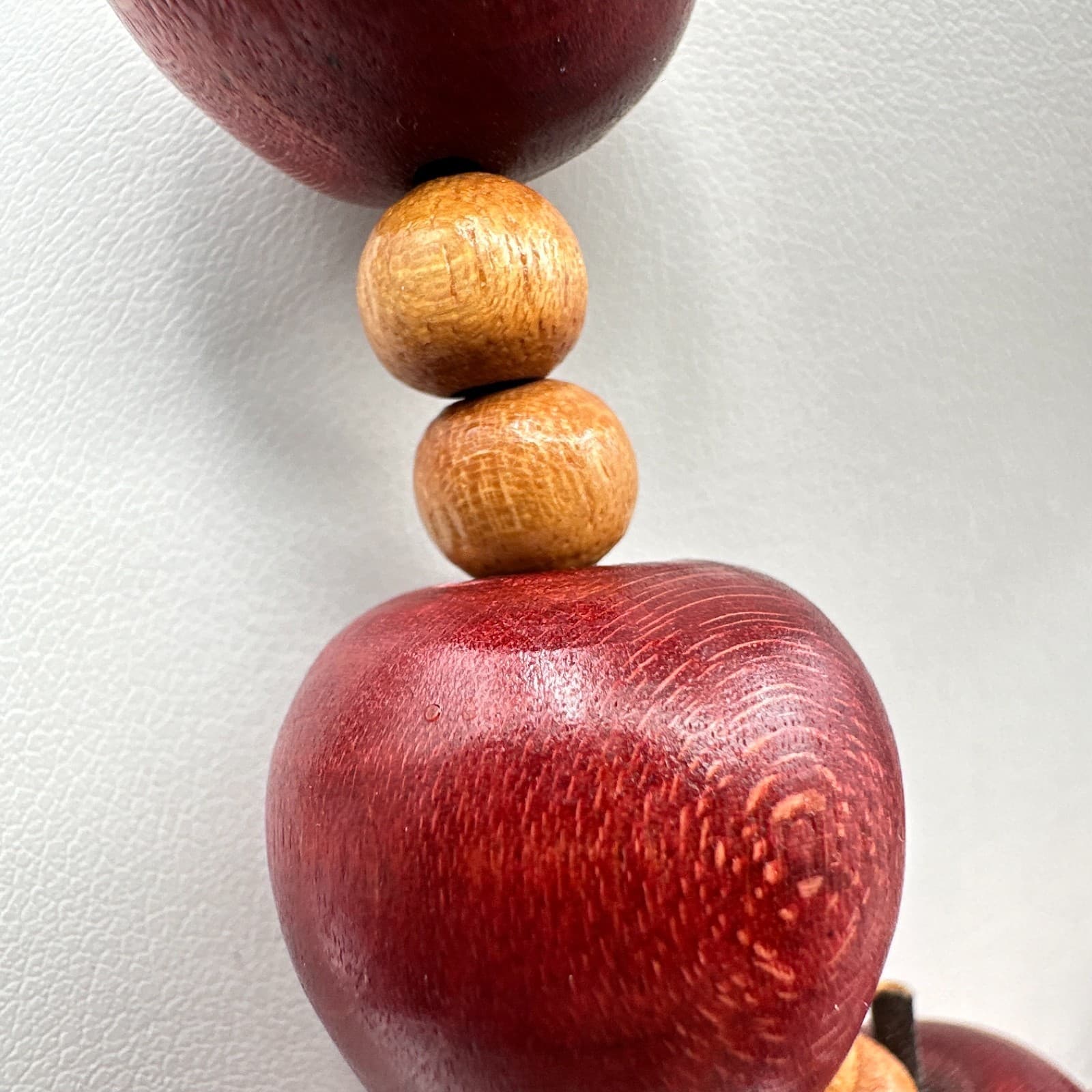 Vintage 90s Red Wood Apple Bead Necklace Boho Retro Women's Classic Jewelry - Thumbnail 4
