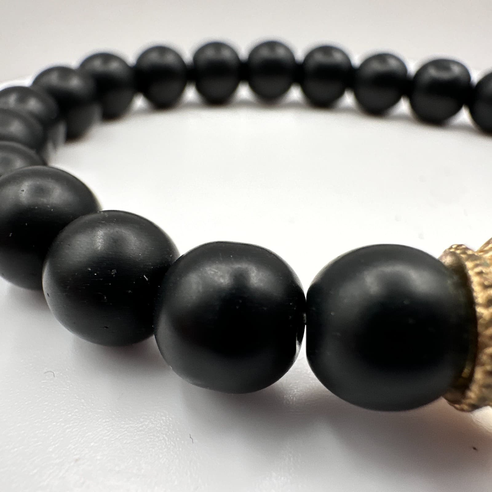 Vintage Y2K Black Onyx Beaded Stretch Bracelet Gold Tone Crown Unisex Jewelry - Thumbnail 4