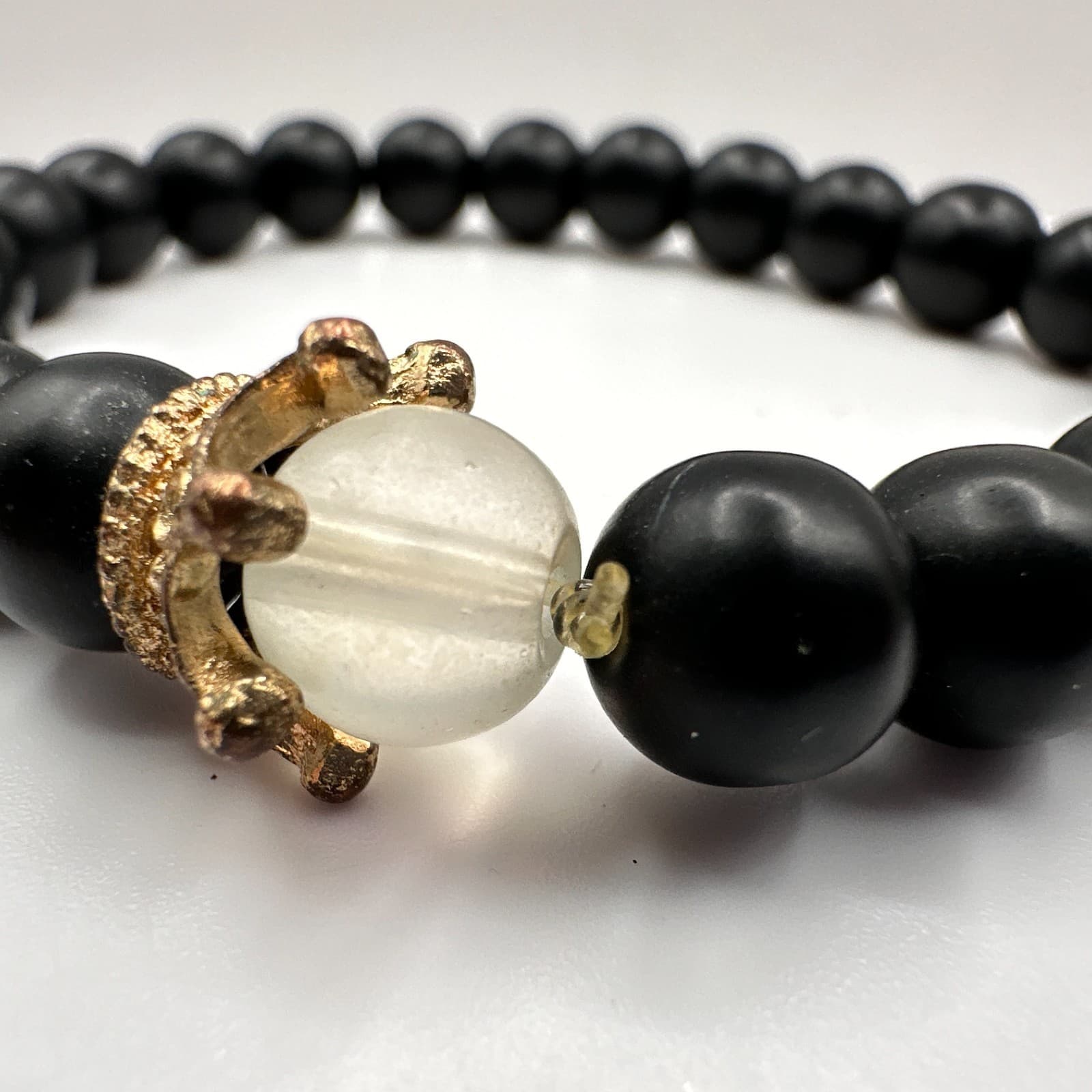 Vintage Y2K Black Onyx Beaded Stretch Bracelet Gold Tone Crown Unisex Jewelry - Thumbnail 5