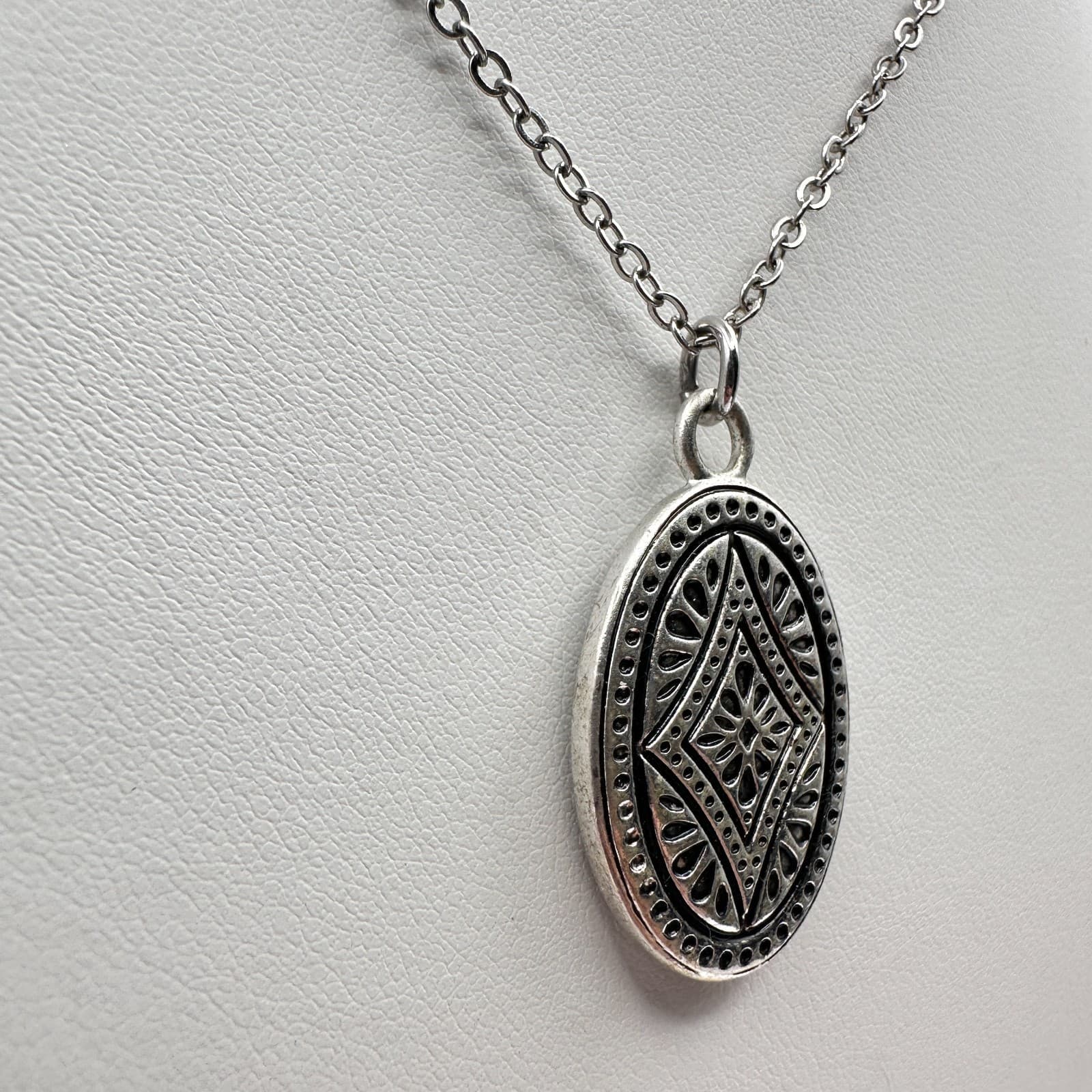 Vintage 90s Silver-Tone Geometric Oval Pendant Necklace Boho Etched Jewelry - Thumbnail 5