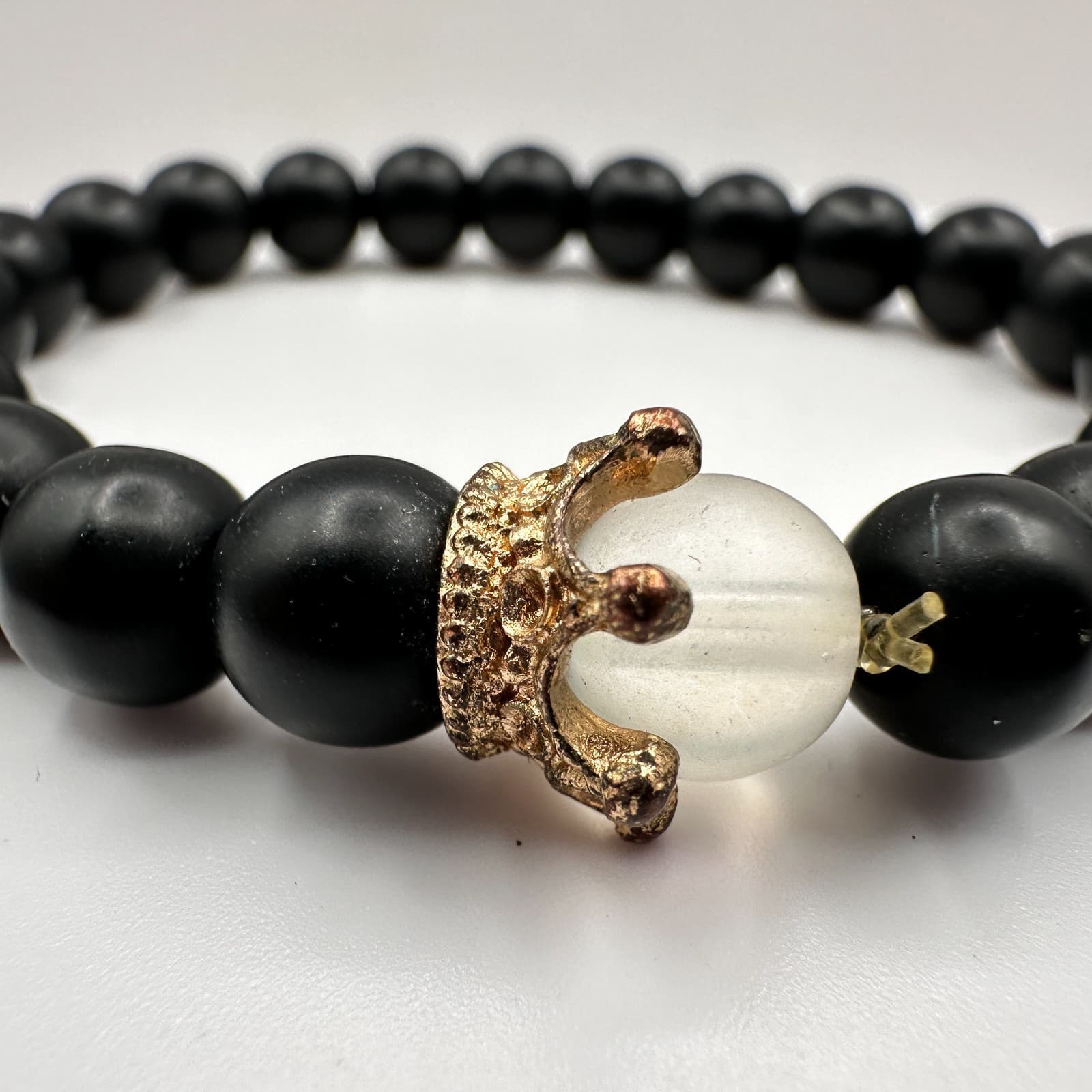 Vintage Y2K Black Onyx Beaded Stretch Bracelet Gold Tone Crown Unisex Jewelry - Thumbnail 3