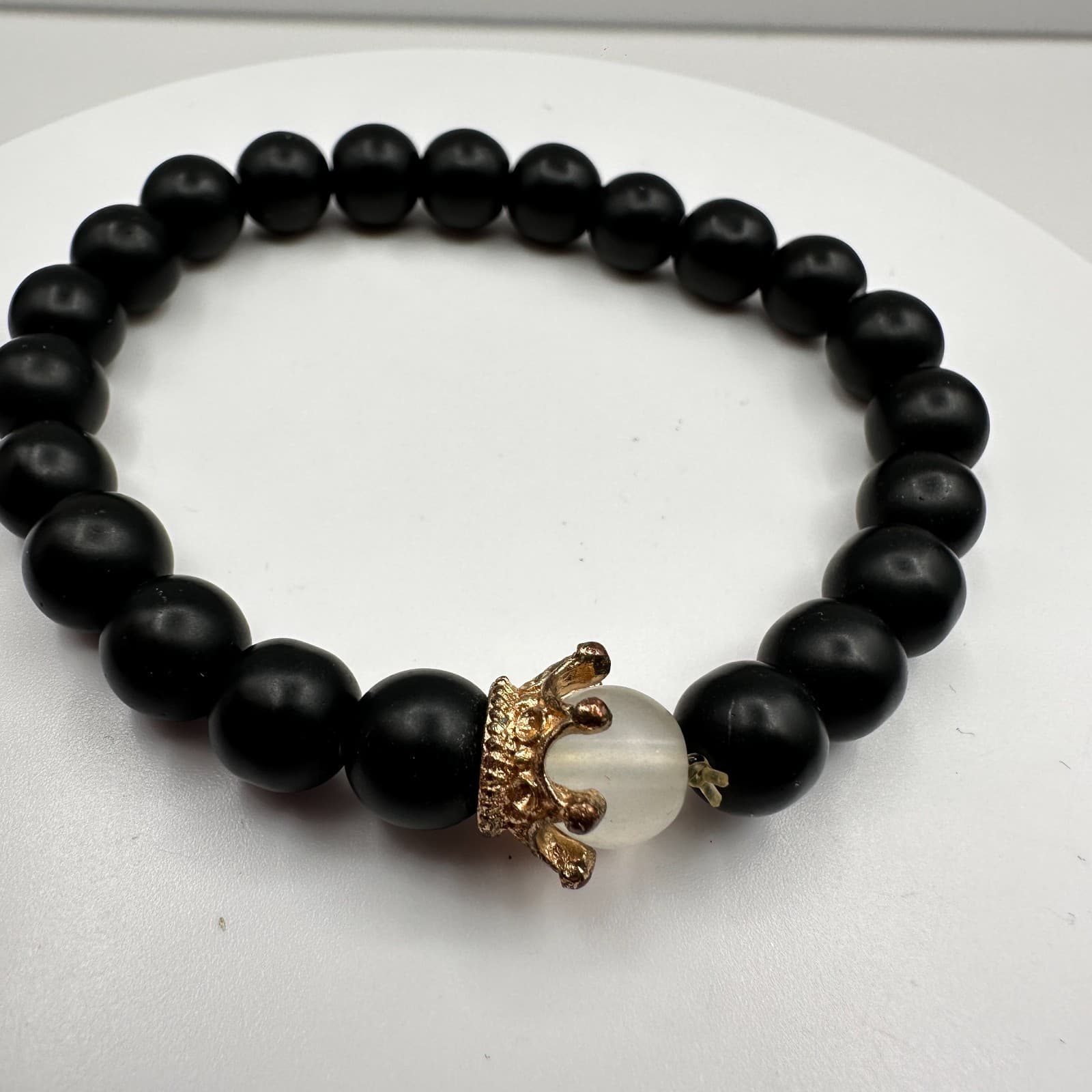 Vintage Y2K Black Onyx Beaded Stretch Bracelet Gold Tone Crown Unisex Jewelry - Thumbnail 2
