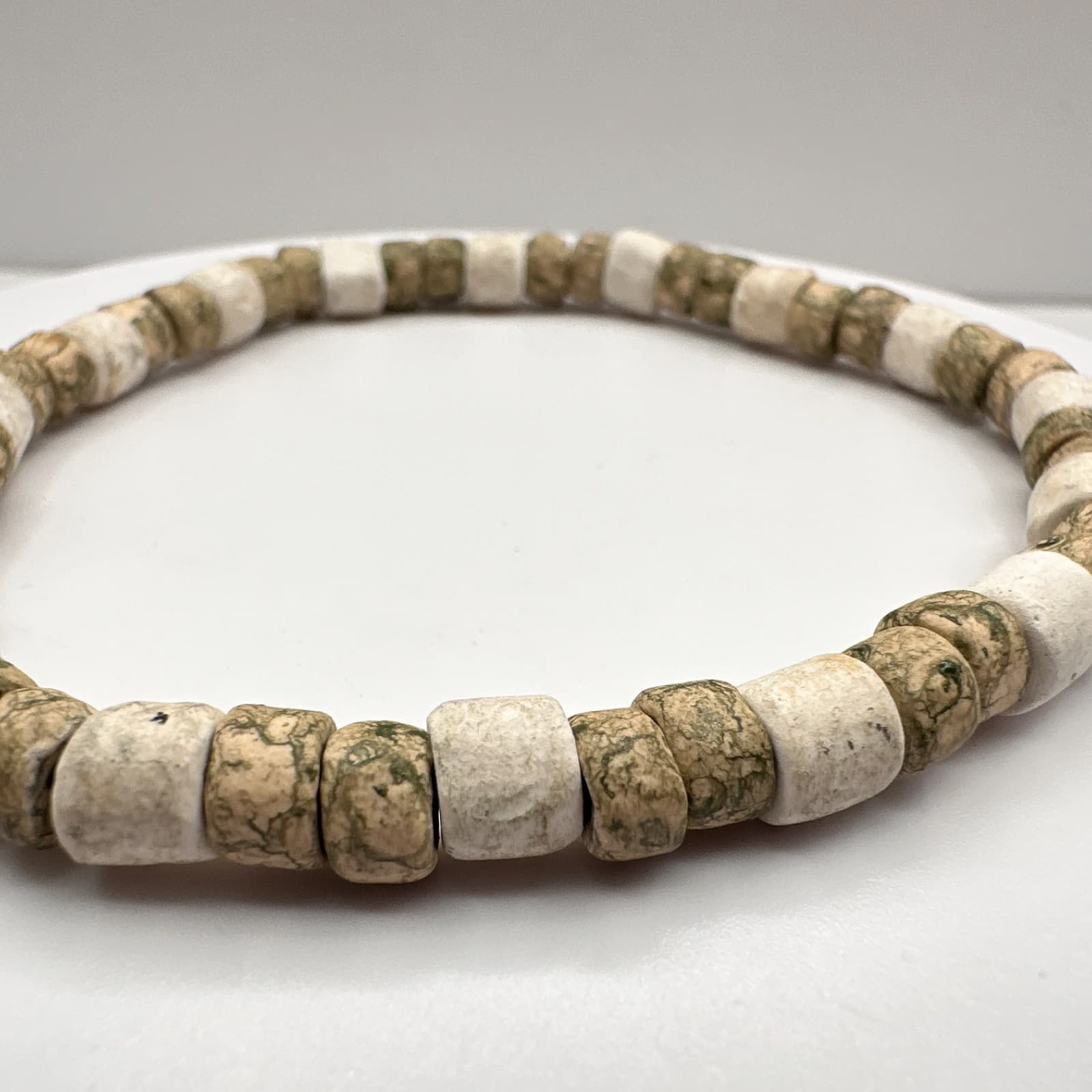 Vintage 90s Boho Beaded Bracelet Green & White Earthy Stone Unisex Jewelry - Thumbnail 5