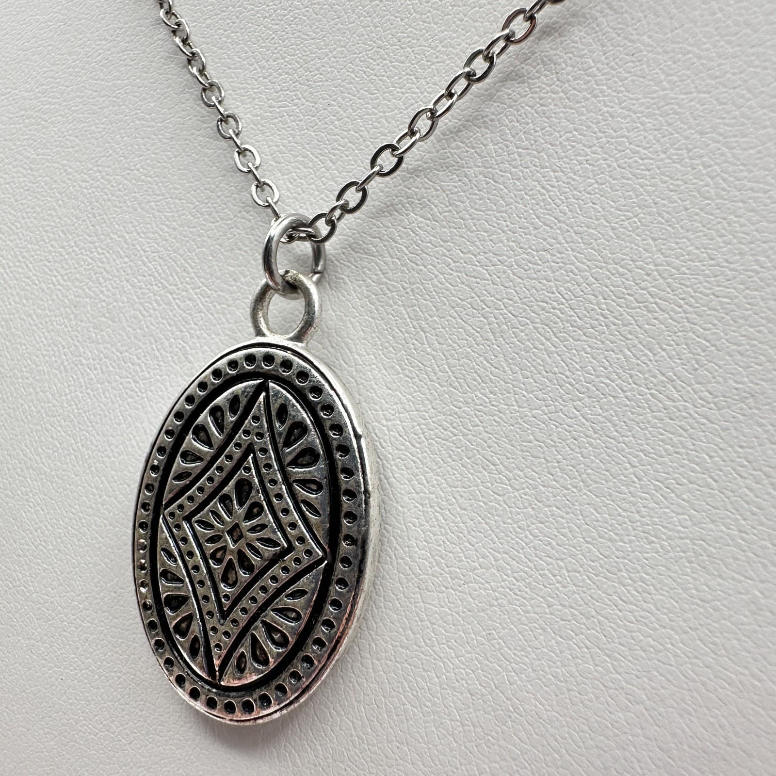 Vintage 90s Silver-Tone Geometric Oval Pendant Necklace Boho Etched Jewelry - Thumbnail 6