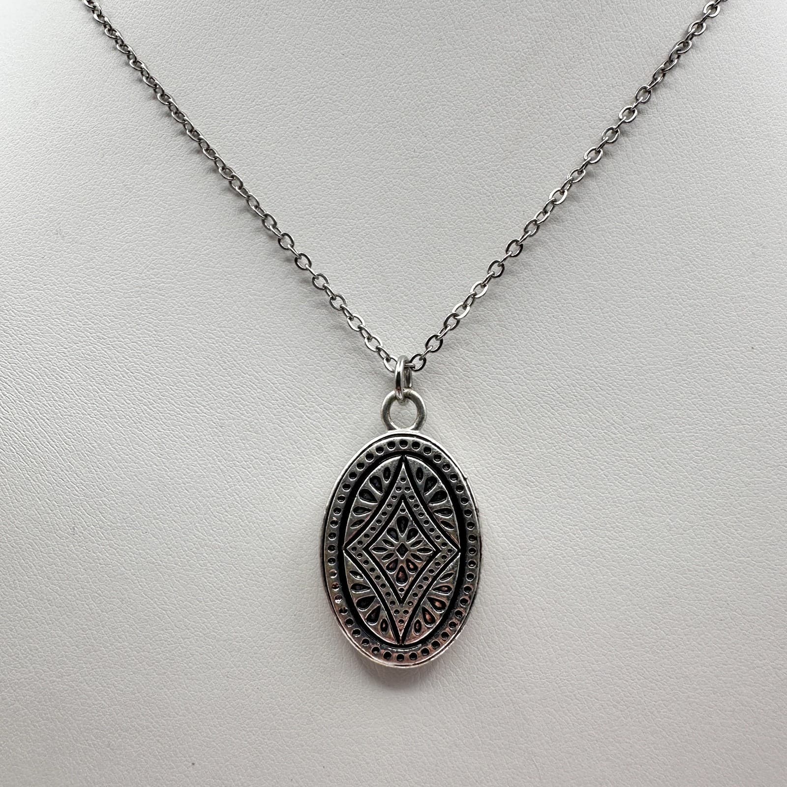 Vintage 90s Silver-Tone Geometric Oval Pendant Necklace Boho Etched Jewelry - Thumbnail 4