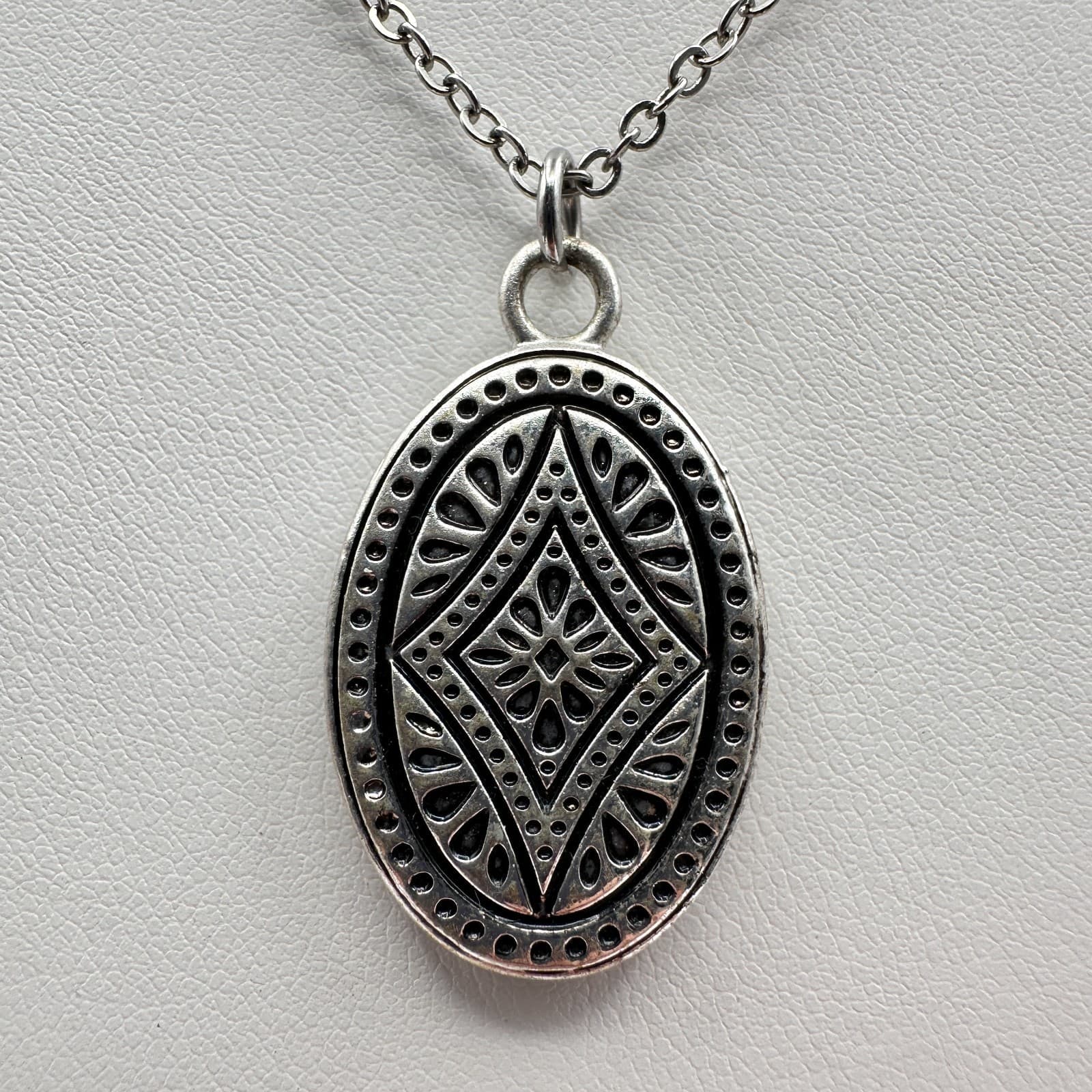 Vintage 90s Silver-Tone Geometric Oval Pendant Necklace Boho Etched Jewelry - Thumbnail 2