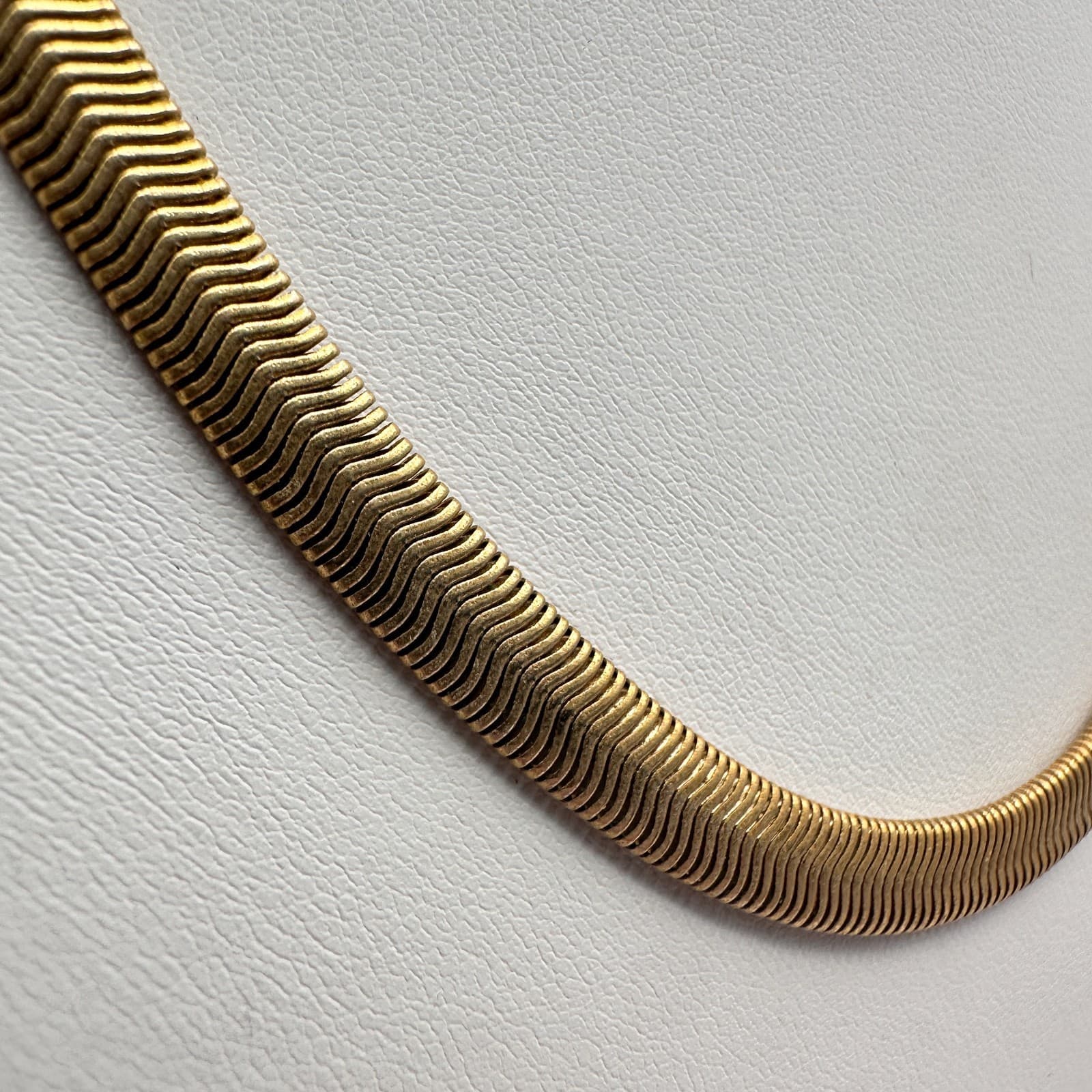 Vintage 90s Gold Tone Herringbone Cobra Link Necklace Flat Wavy Snake Chain - Thumbnail 3