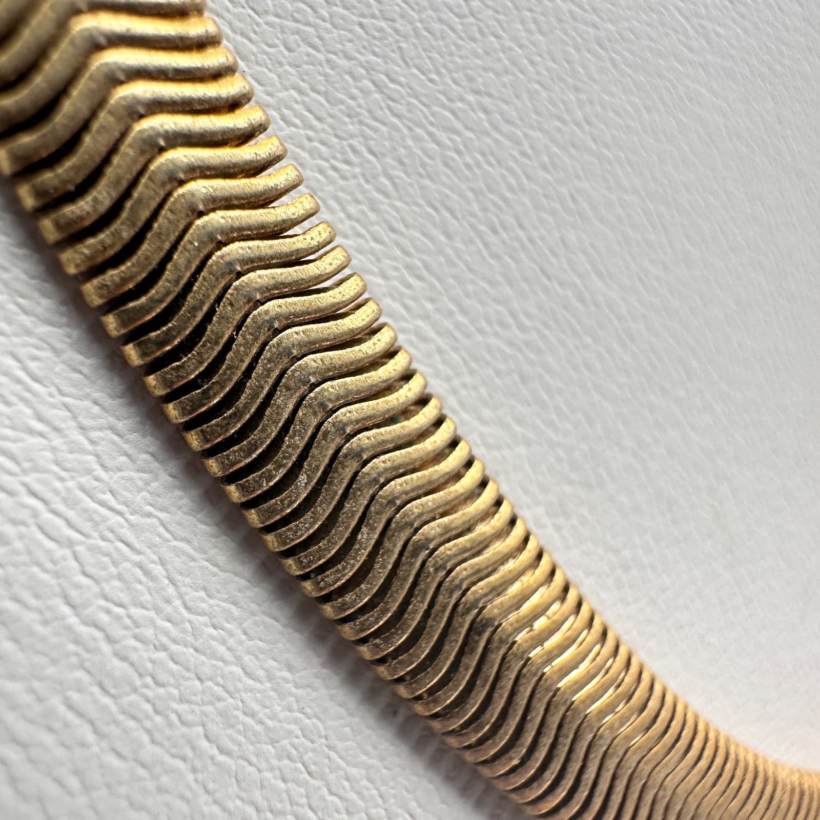 Vintage 90s Gold Tone Herringbone Cobra Link Necklace Flat Wavy Snake Chain - Thumbnail 4