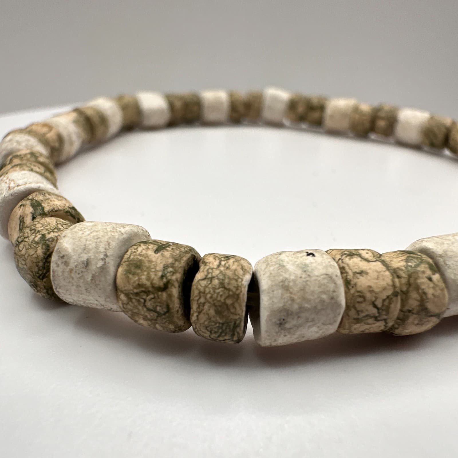 Vintage 90s Boho Beaded Bracelet Green & White Earthy Stone Unisex Jewelry - Thumbnail 3