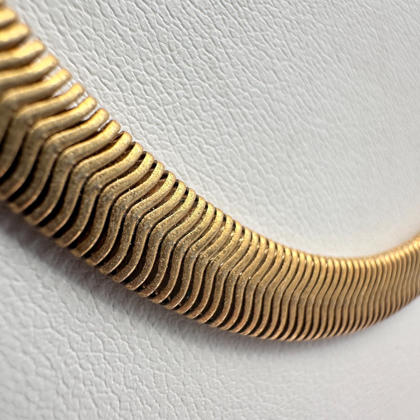 Vintage 90s Gold Tone Herringbone Cobra Link Necklace Flat Wavy Snake Chain - Thumbnail 5