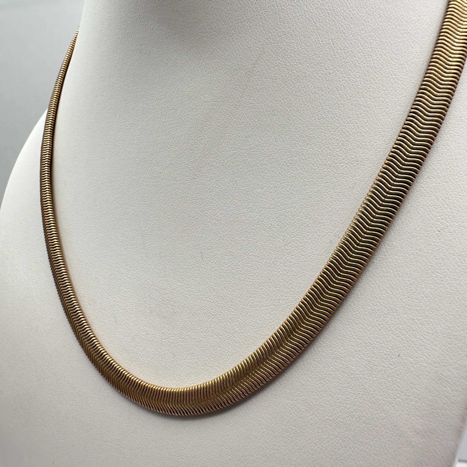 Vintage 90s Gold Tone Herringbone Cobra Link Necklace Flat Wavy Snake Chain - Thumbnail 6