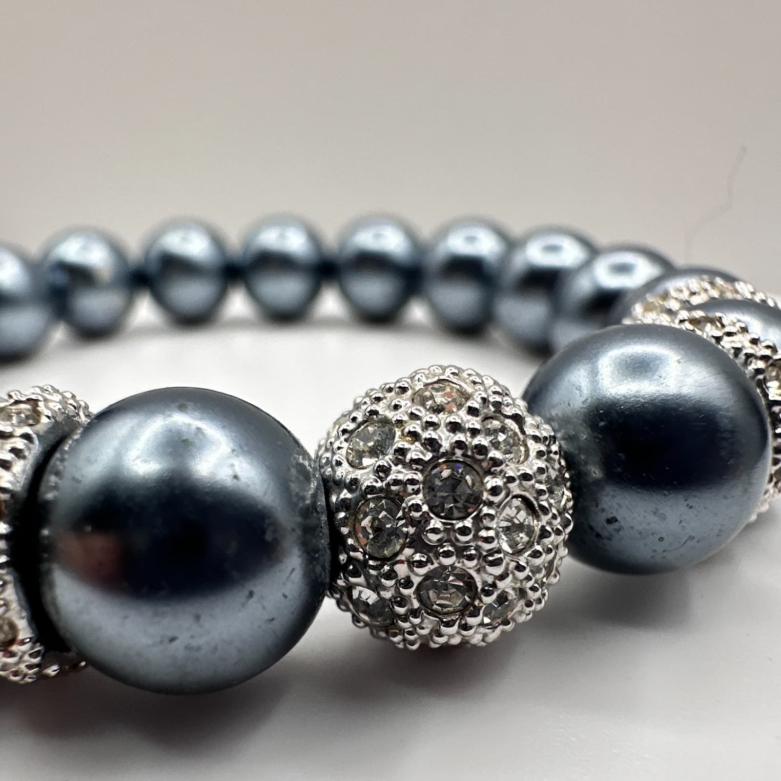 Vintage 90s Gray Pearl Beaded Stretch Bracelet Silver Tone Rhinestone Jewelry - Thumbnail 5