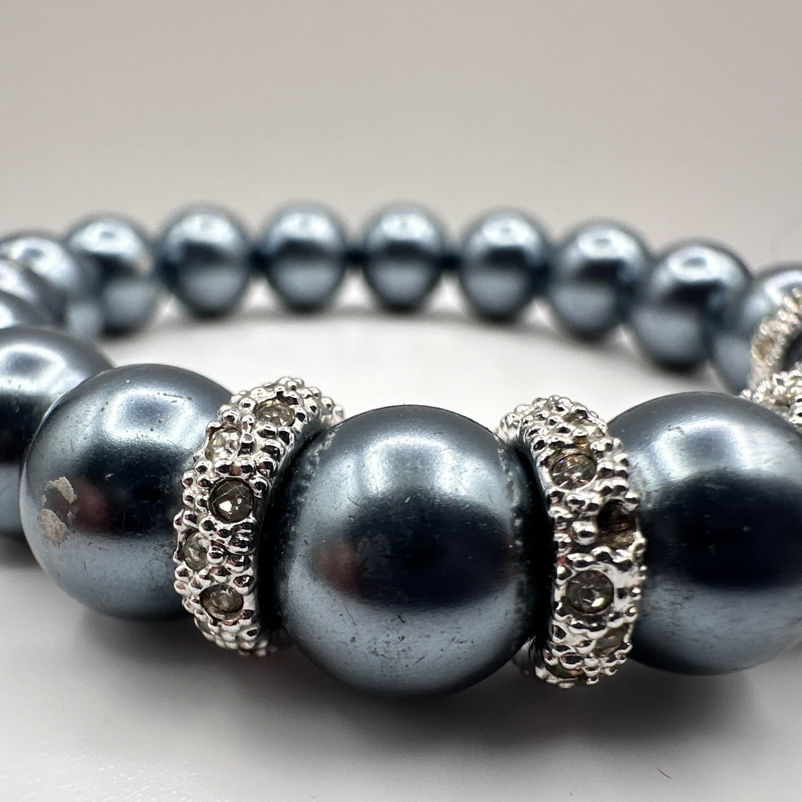 Vintage 90s Gray Pearl Beaded Stretch Bracelet Silver Tone Rhinestone Jewelry - Thumbnail 4