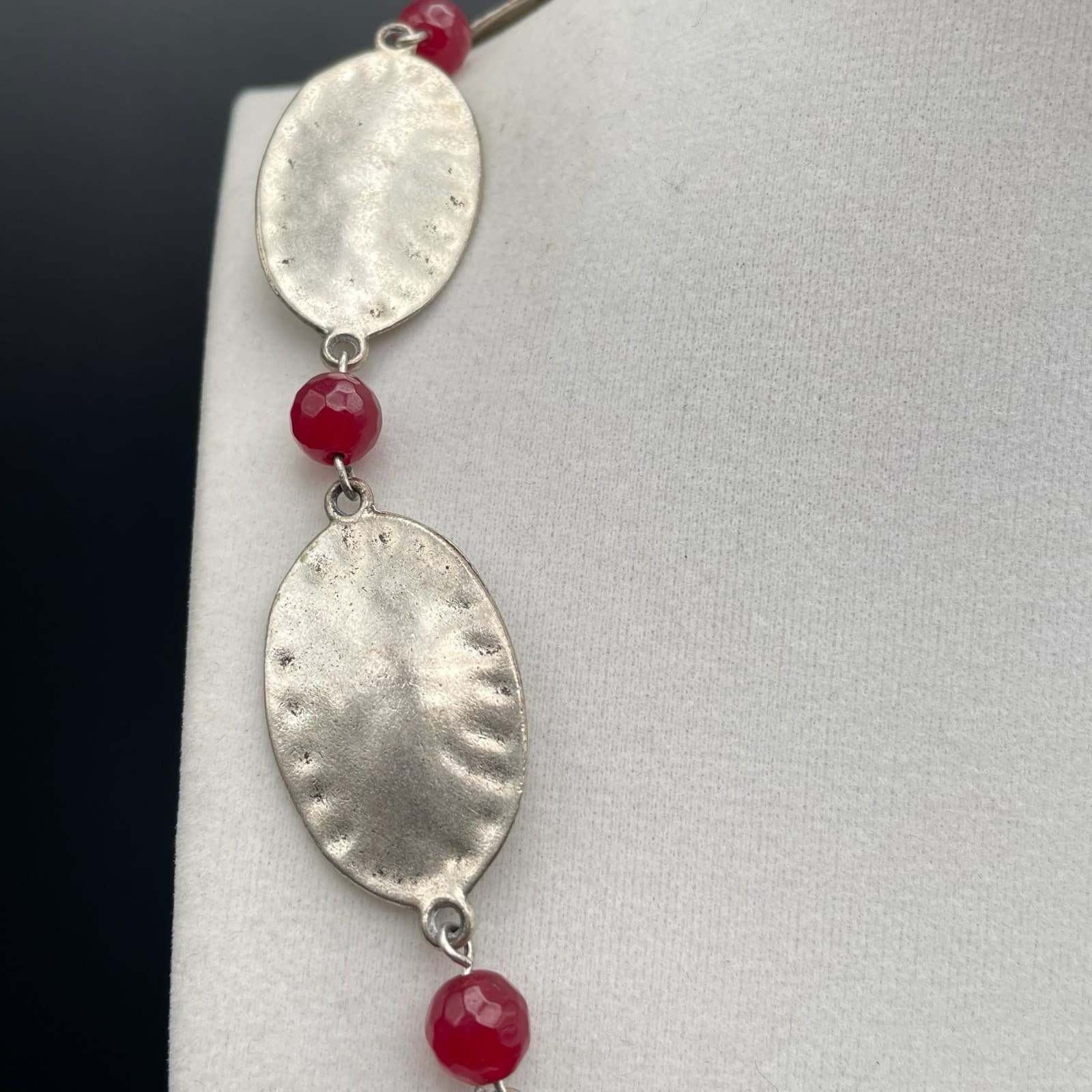 Vintage Bohemian-Style Silver-Tone Necklace Hammered Oval Links And Red Beads - Thumbnail 3