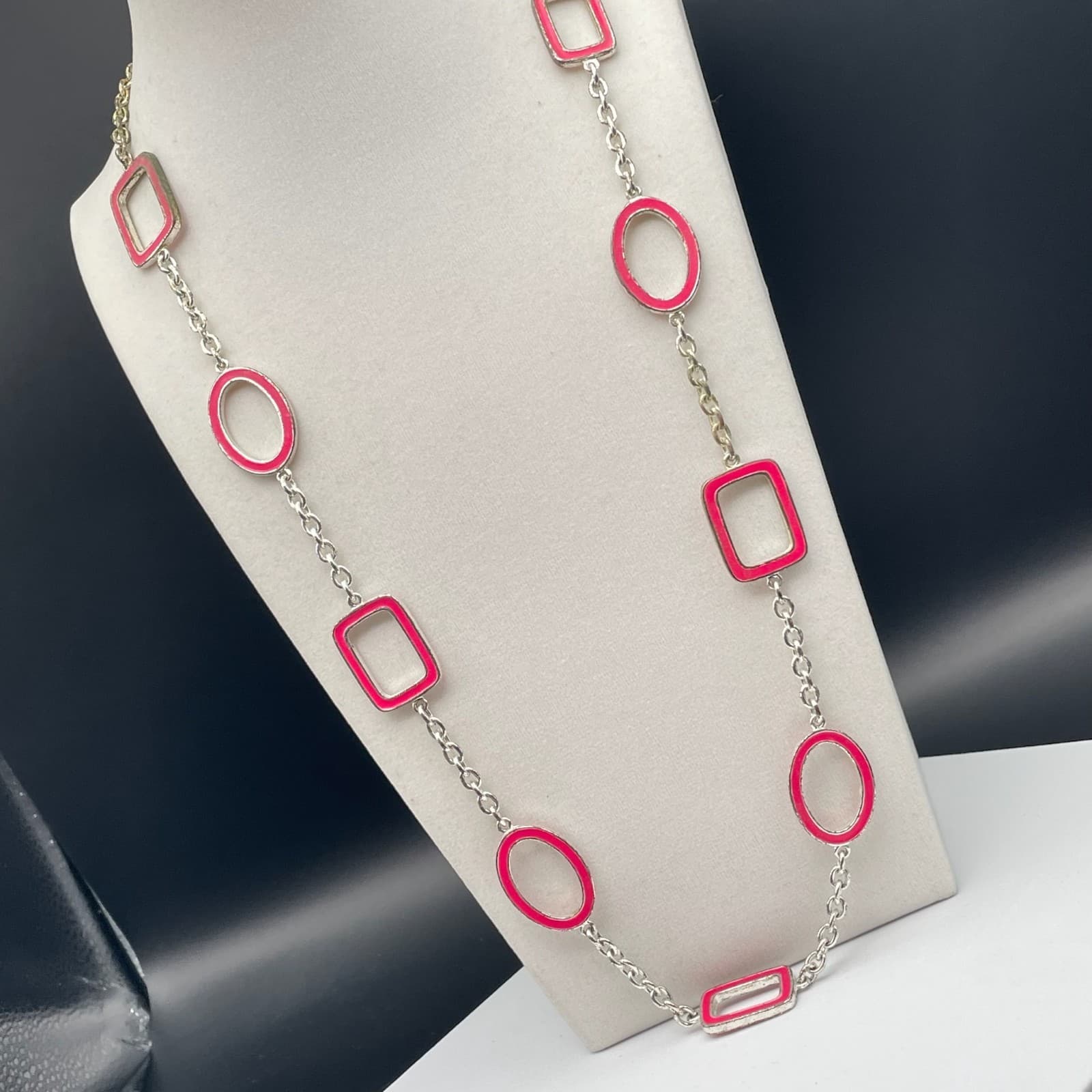 Vintage Silver-tone chain necklace with hot pink enamel rectangular & oval links - Thumbnail 4