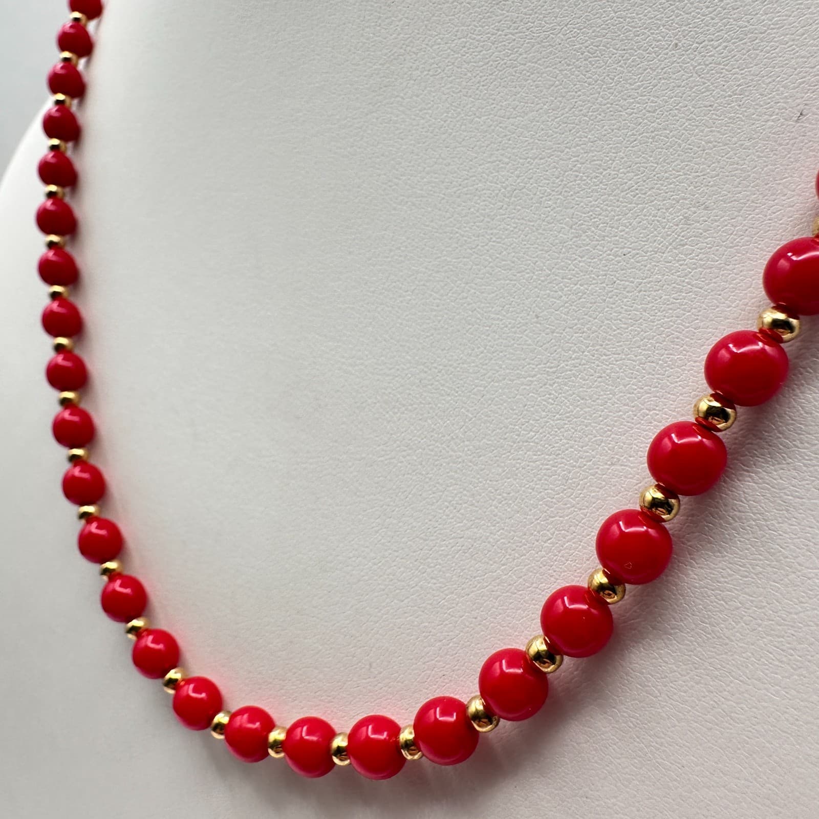 Vintage 80s Red Coral Style Bead Necklace Gold Tone Spacers Classic Fashion - Thumbnail 7