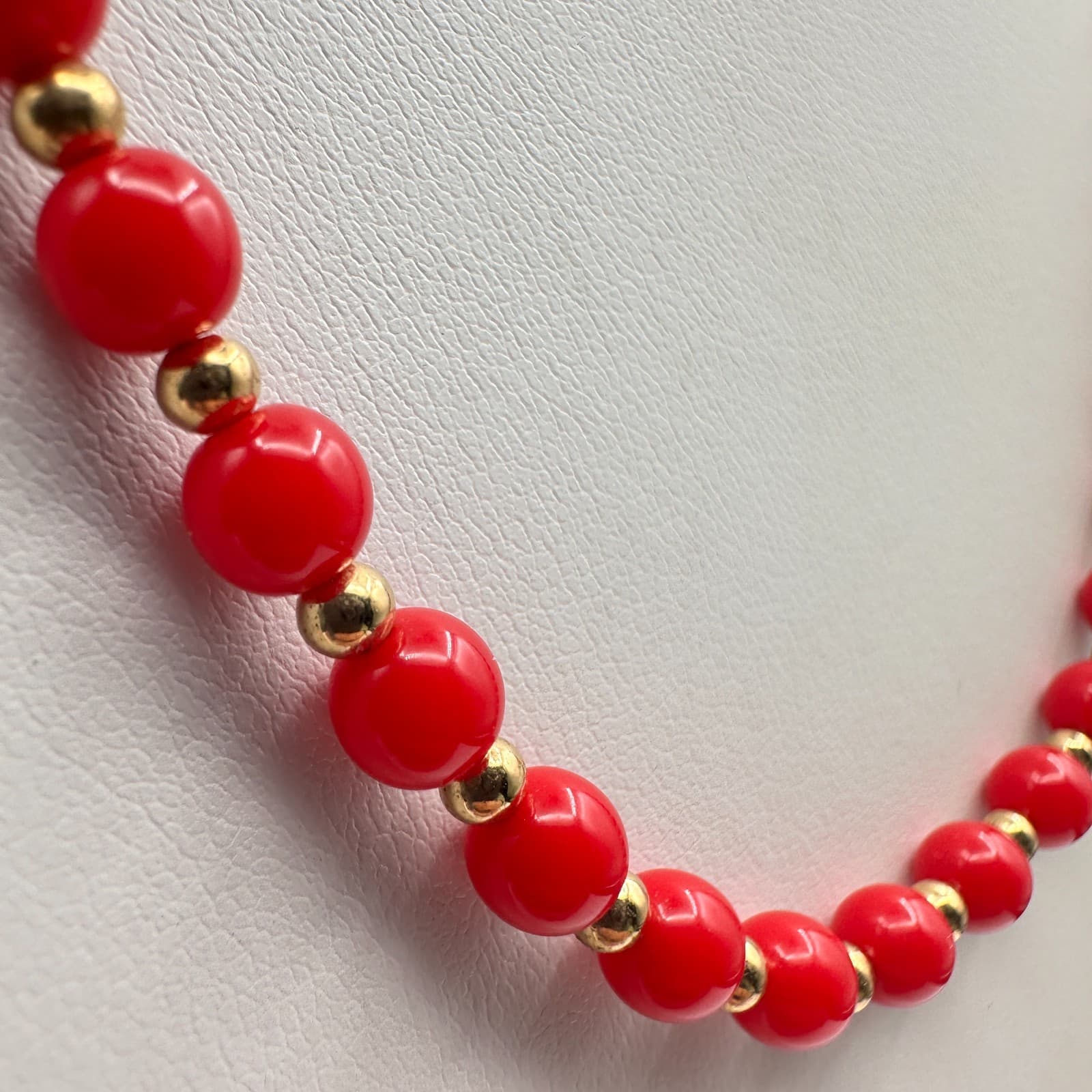 Vintage 80s Red Coral Style Bead Necklace Gold Tone Spacers Classic Fashion - Thumbnail 4