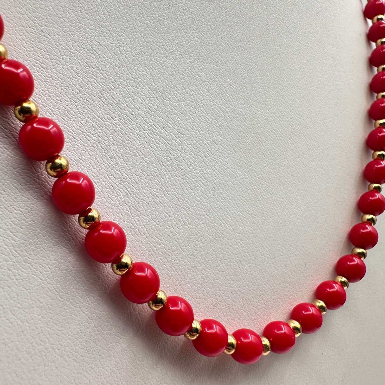 Vintage 80s Red Coral Style Bead Necklace Gold Tone Spacers Classic Fashion - Thumbnail 3