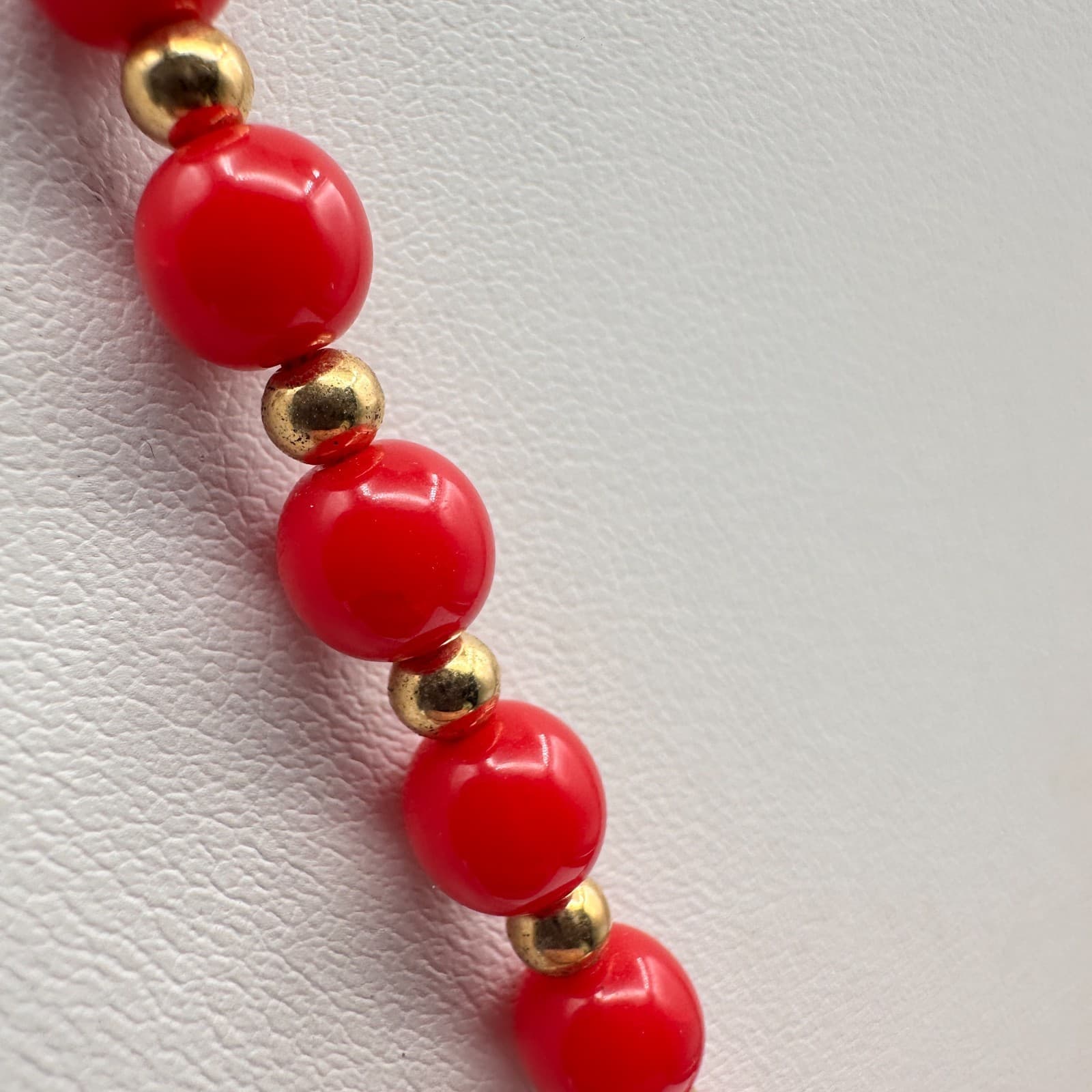 Vintage 80s Red Coral Style Bead Necklace Gold Tone Spacers Classic Fashion - Thumbnail 6